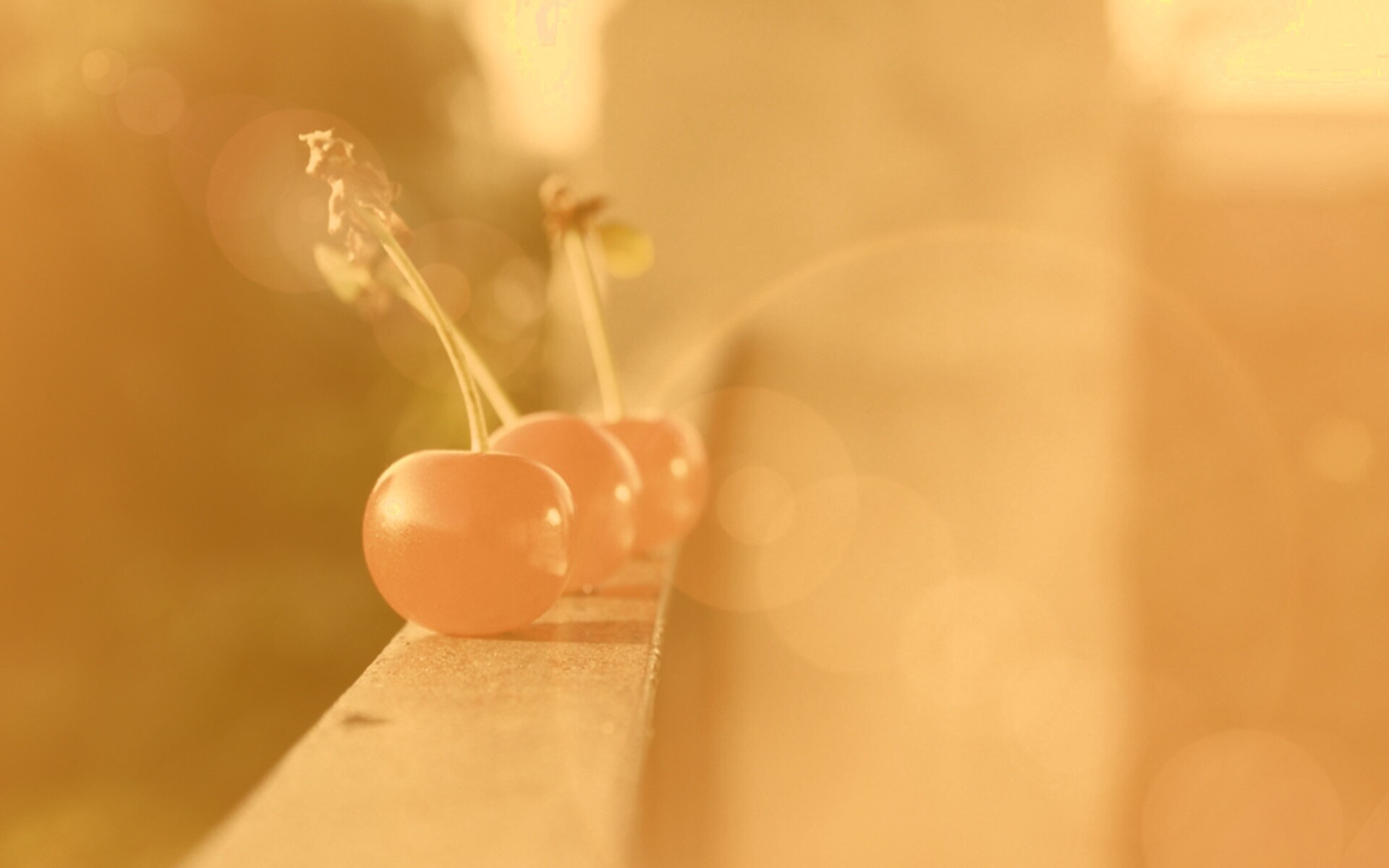 Вишенки на перилах обои