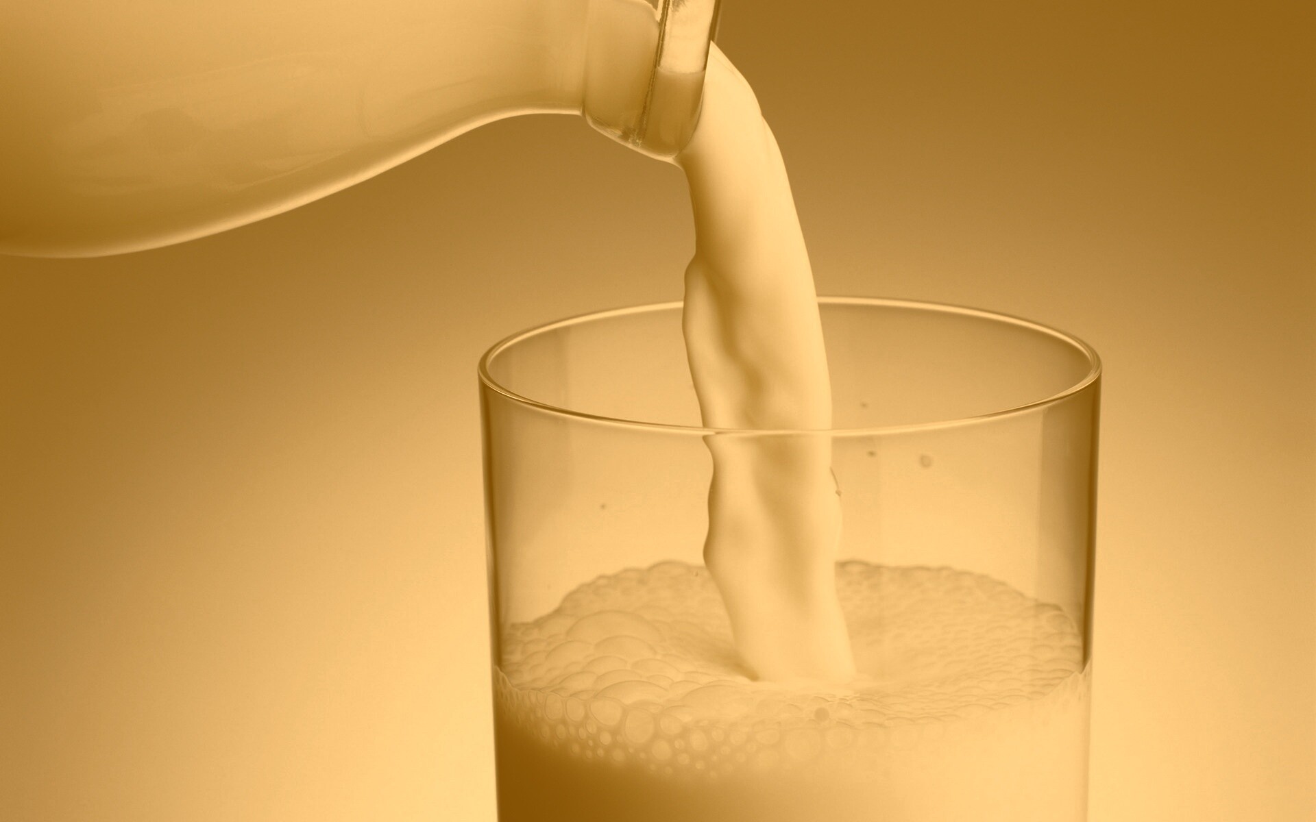 Молоко наливают в стакан обои