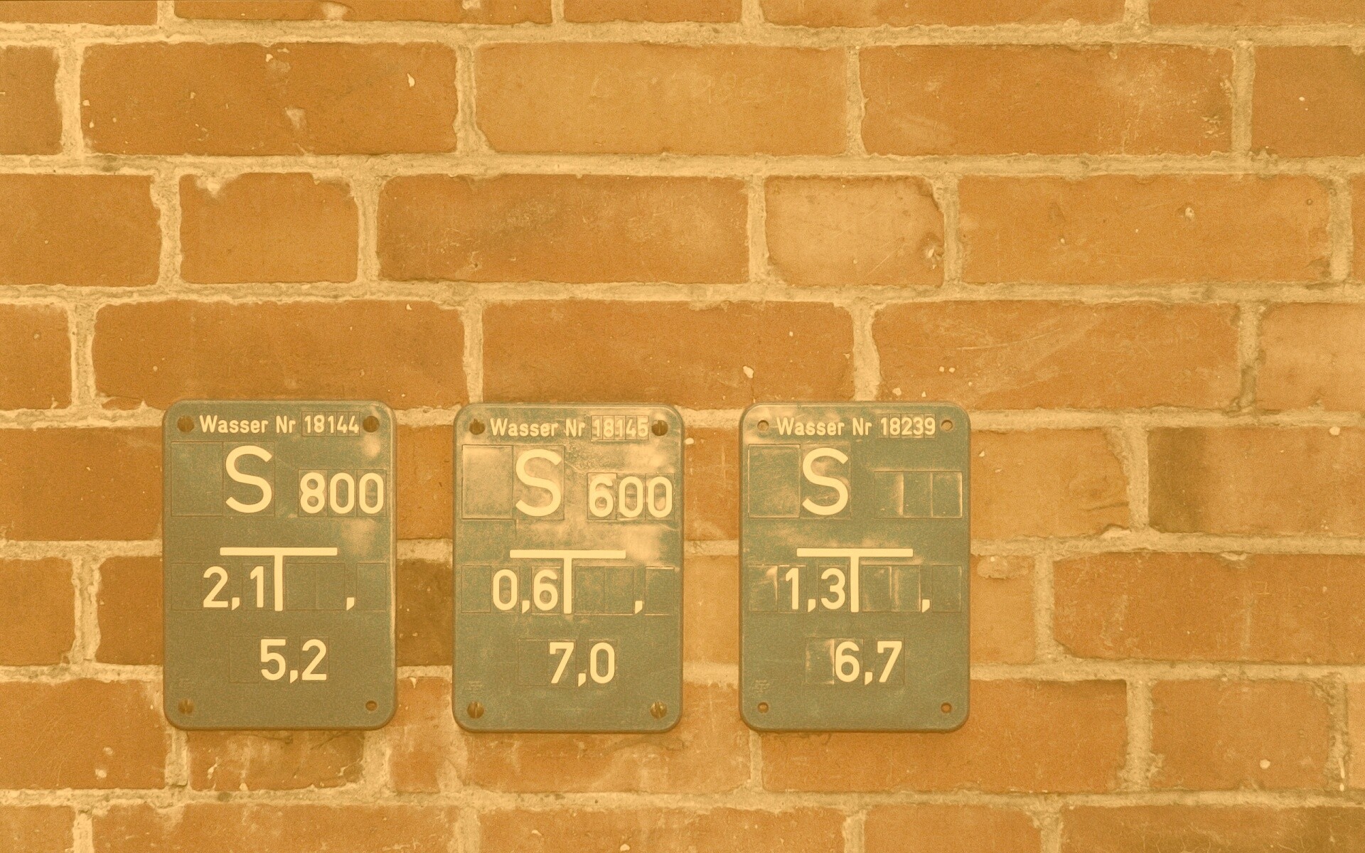 Стена с обозначениями обои