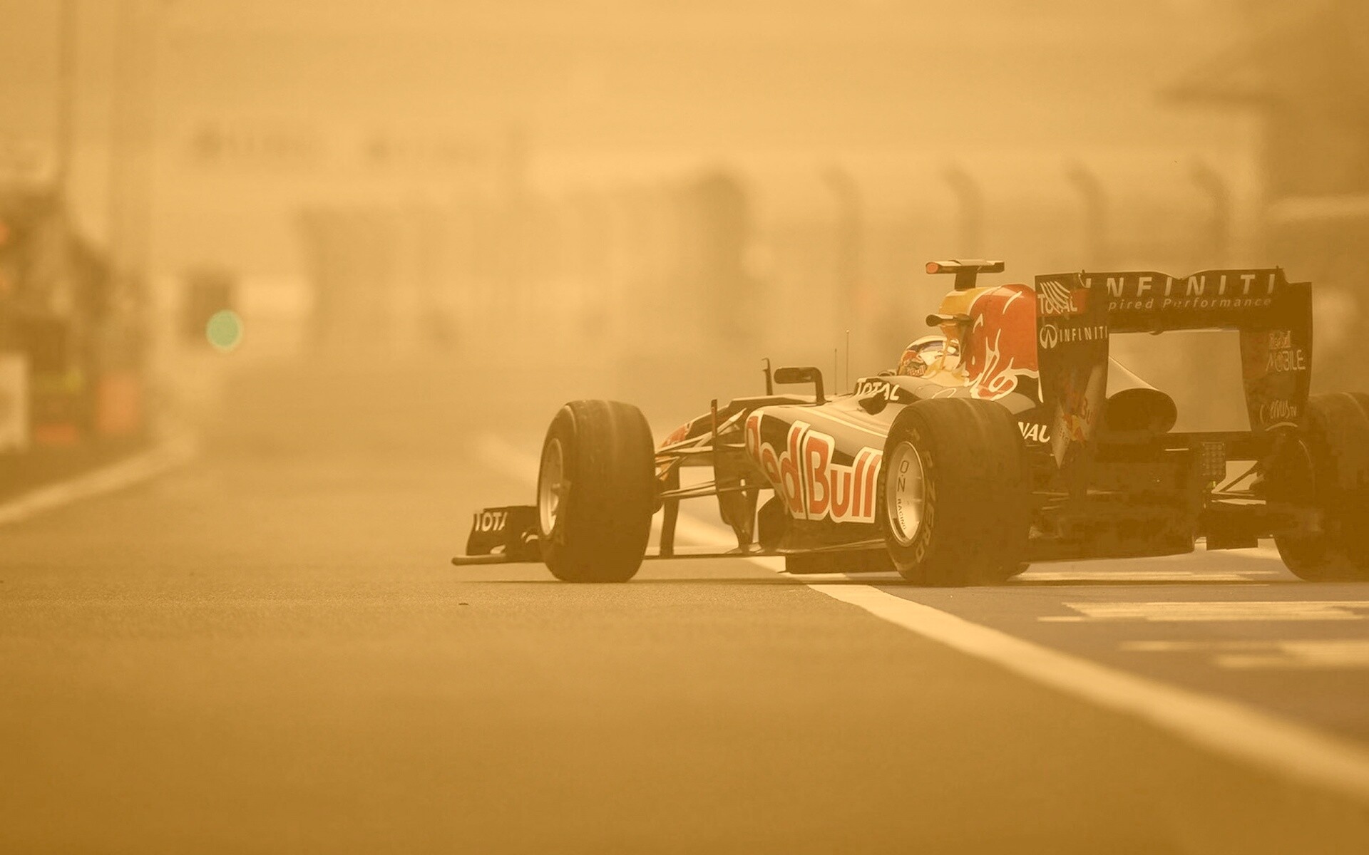 Болид выезжает на трассу обои