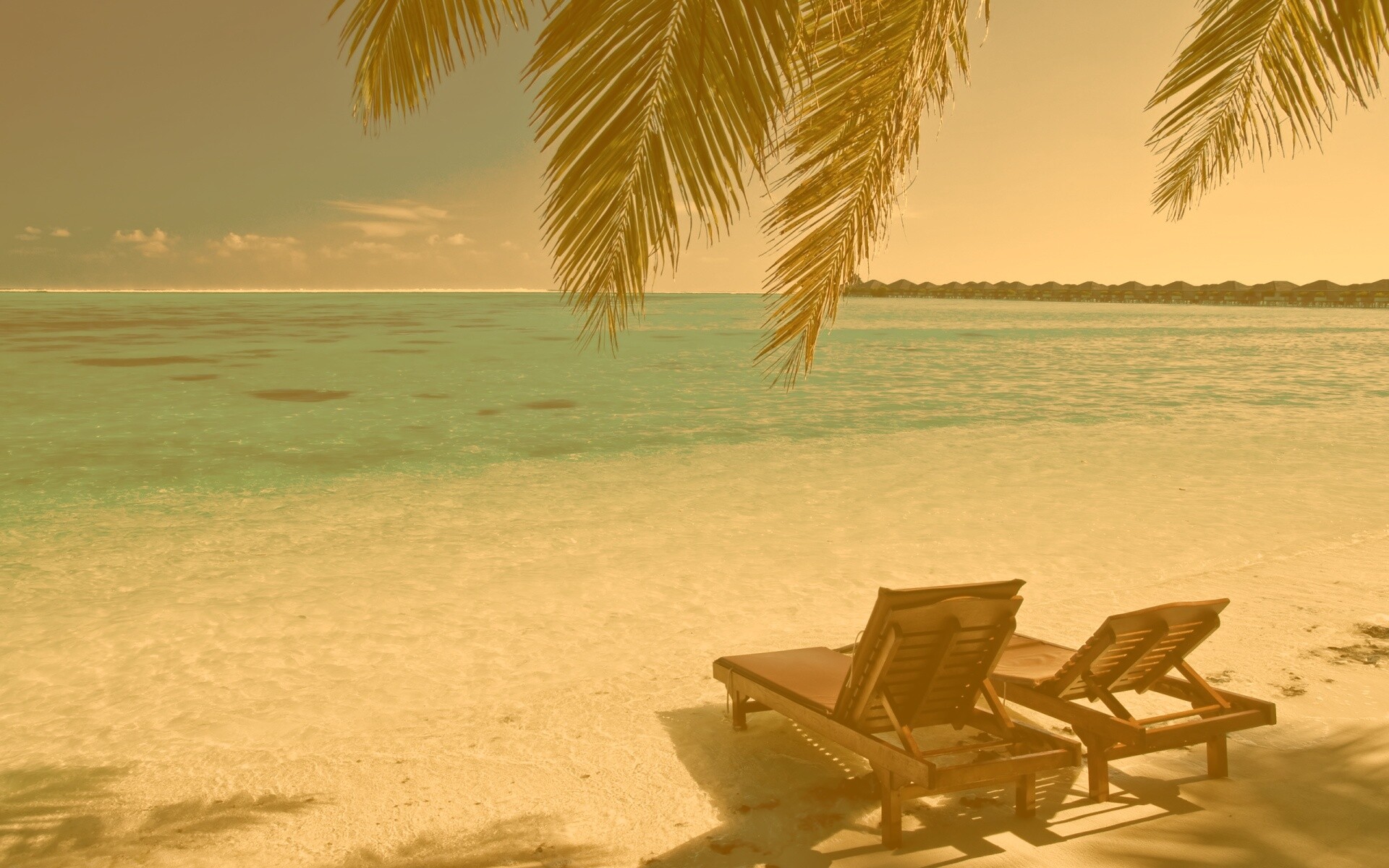 Шезлонги у самой воды обои