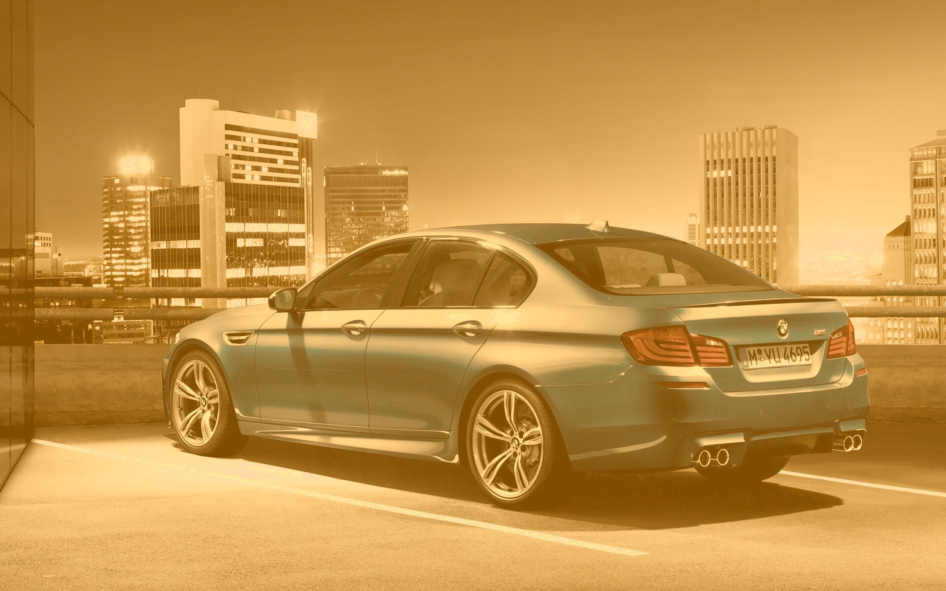 BMW F10 на городской парковке обои
