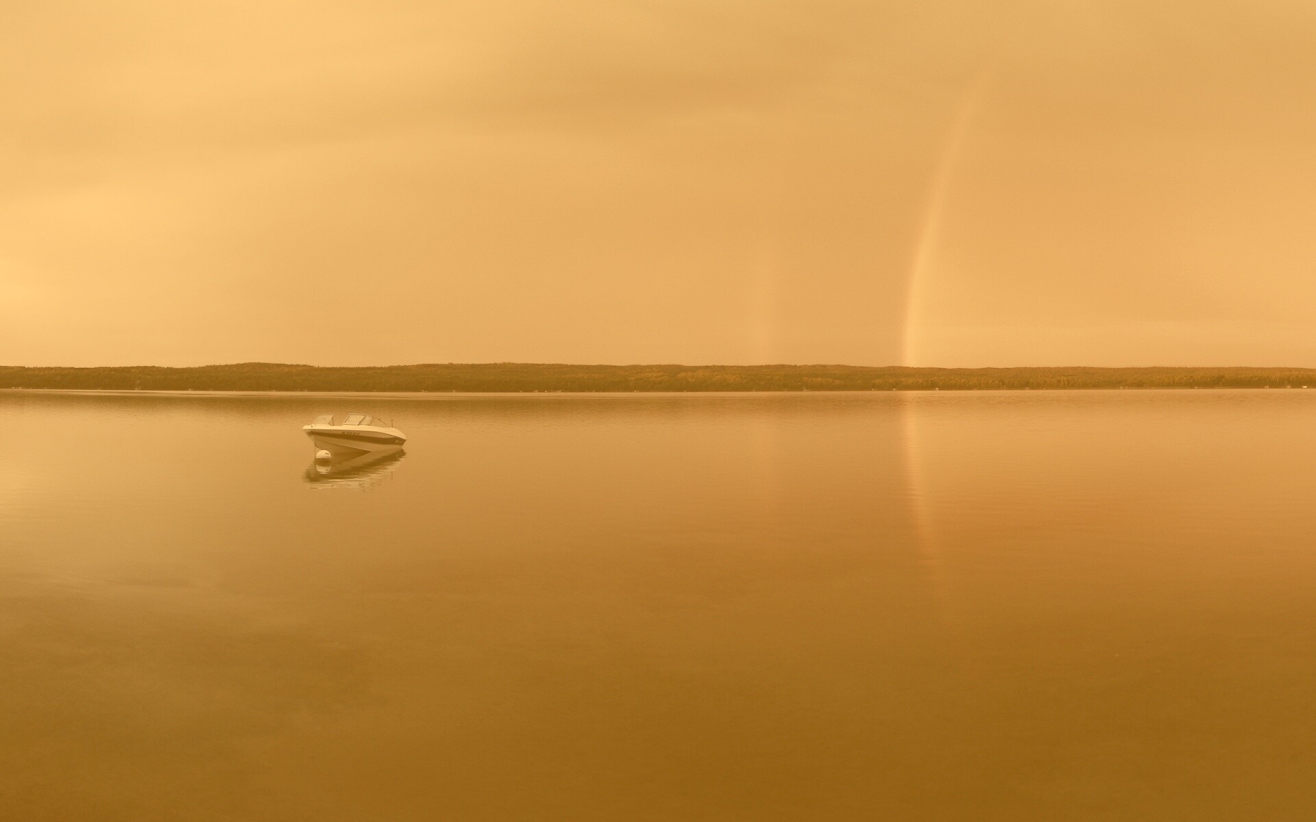 Катер на озере обои