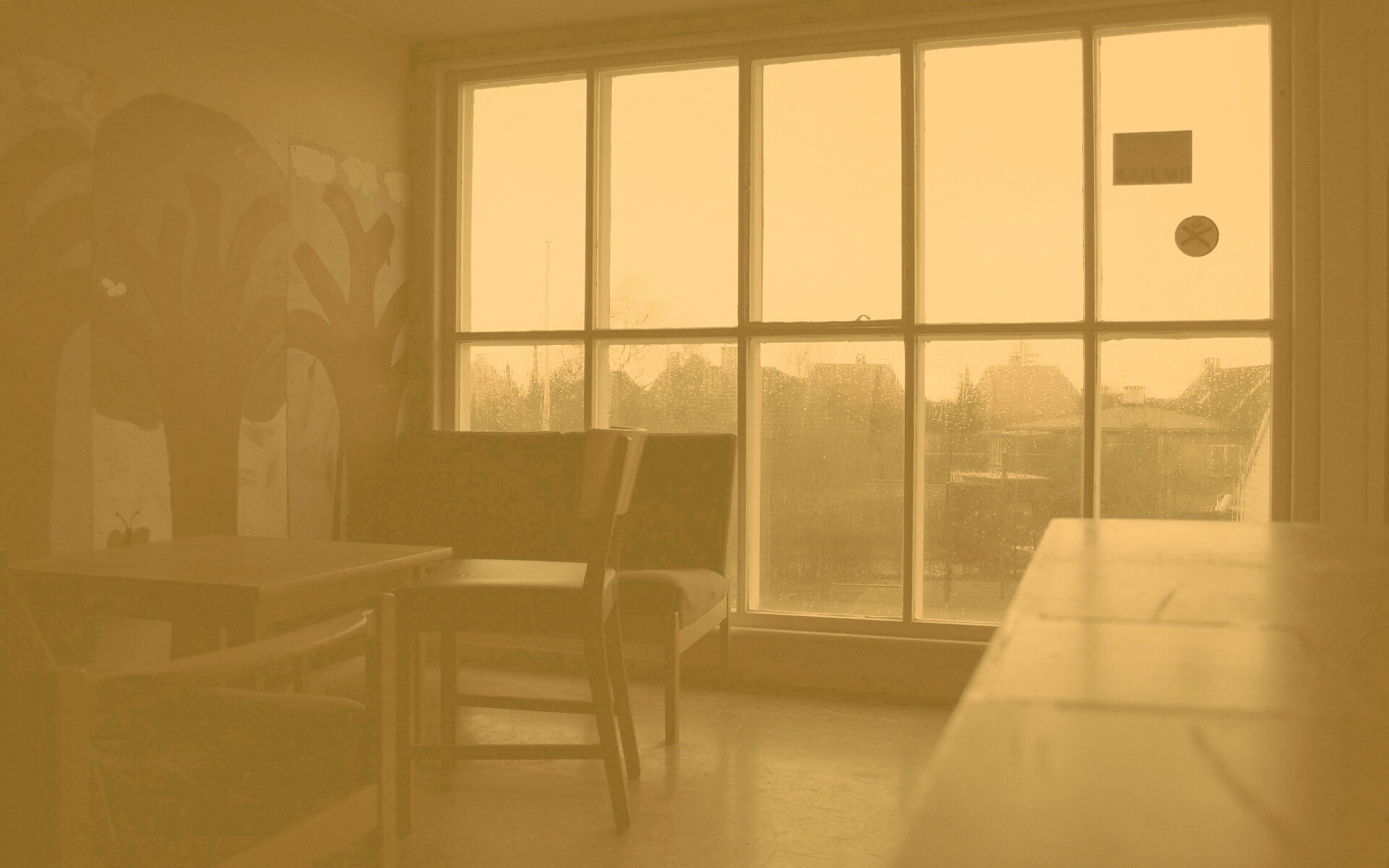 Тёмная комната и дождь за окном обои