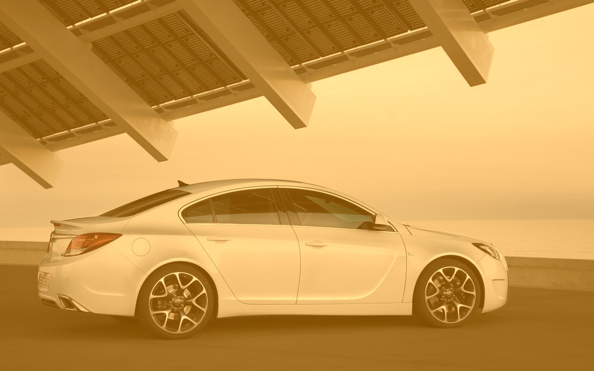 Белый седан под крышей обои