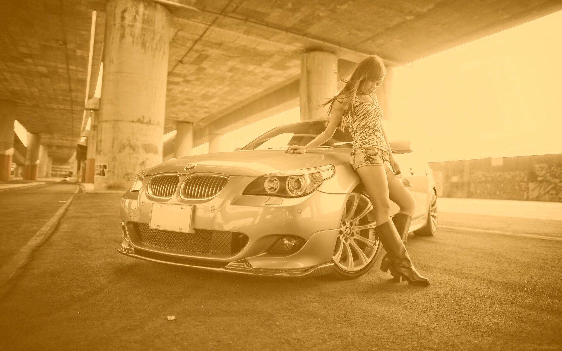 Девушка у BMW обои