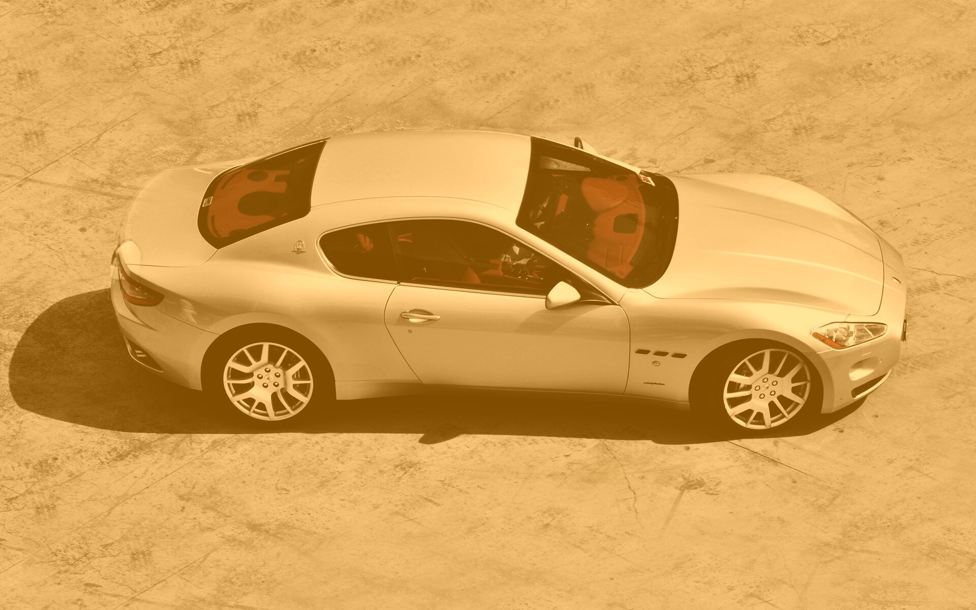 Белая мазерати на солнцепеке обои