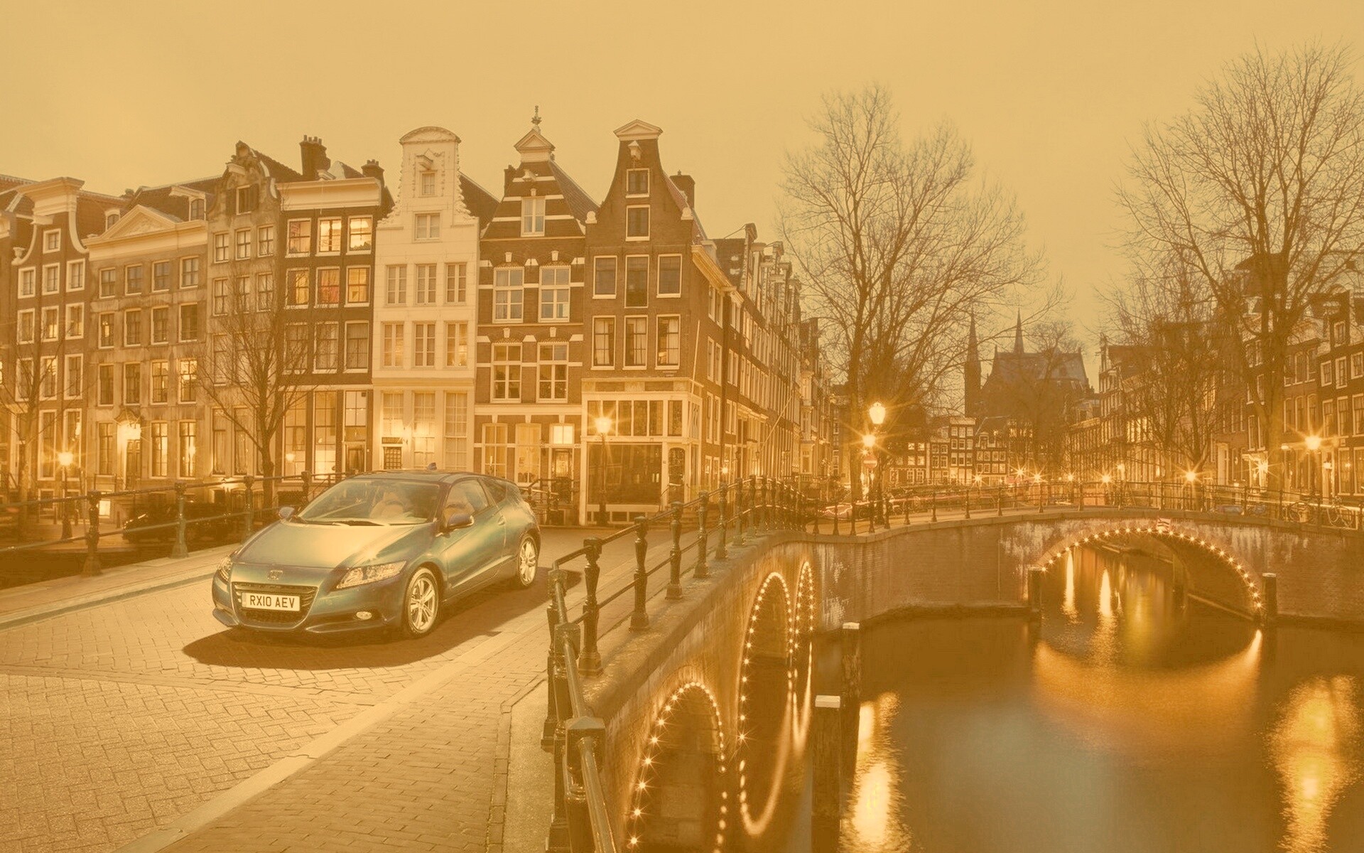 Автомобиль на мосту в свете фонаря обои