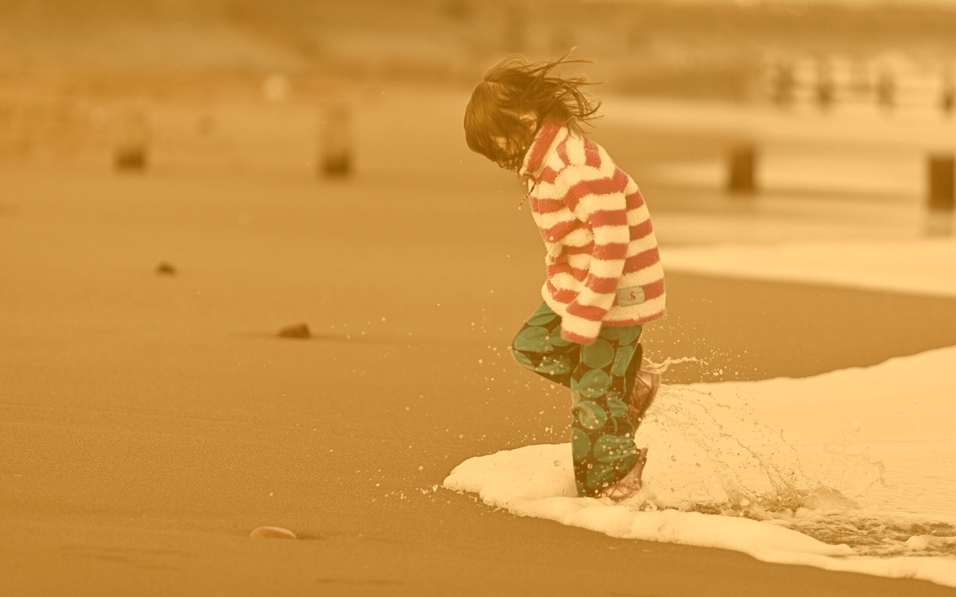 Ребенок и волна обои