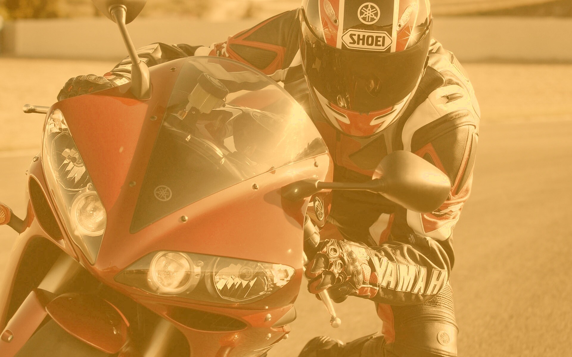 Мотоциклист на красной ямахе обои