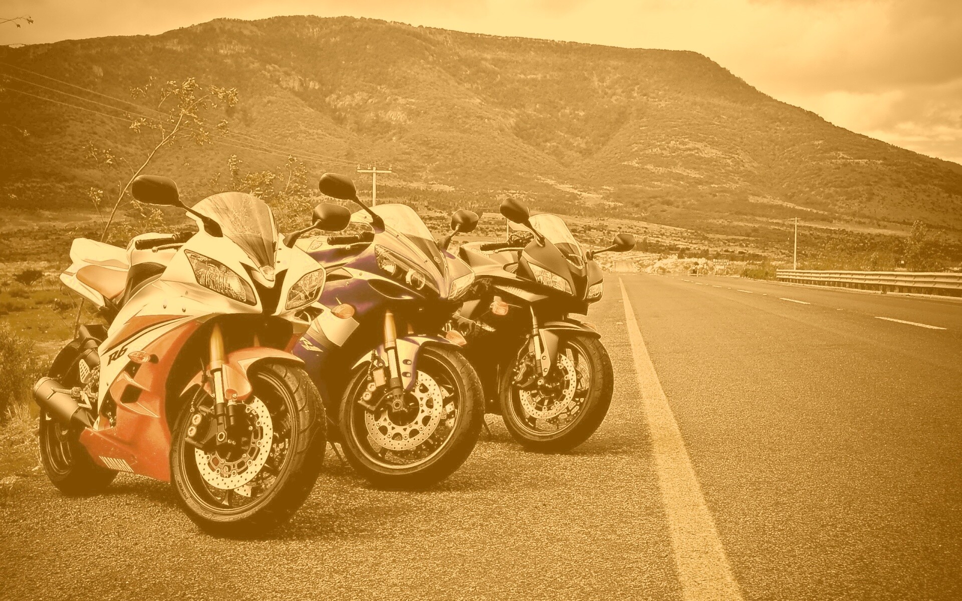 Раллийные мотоциклы на дороге обои