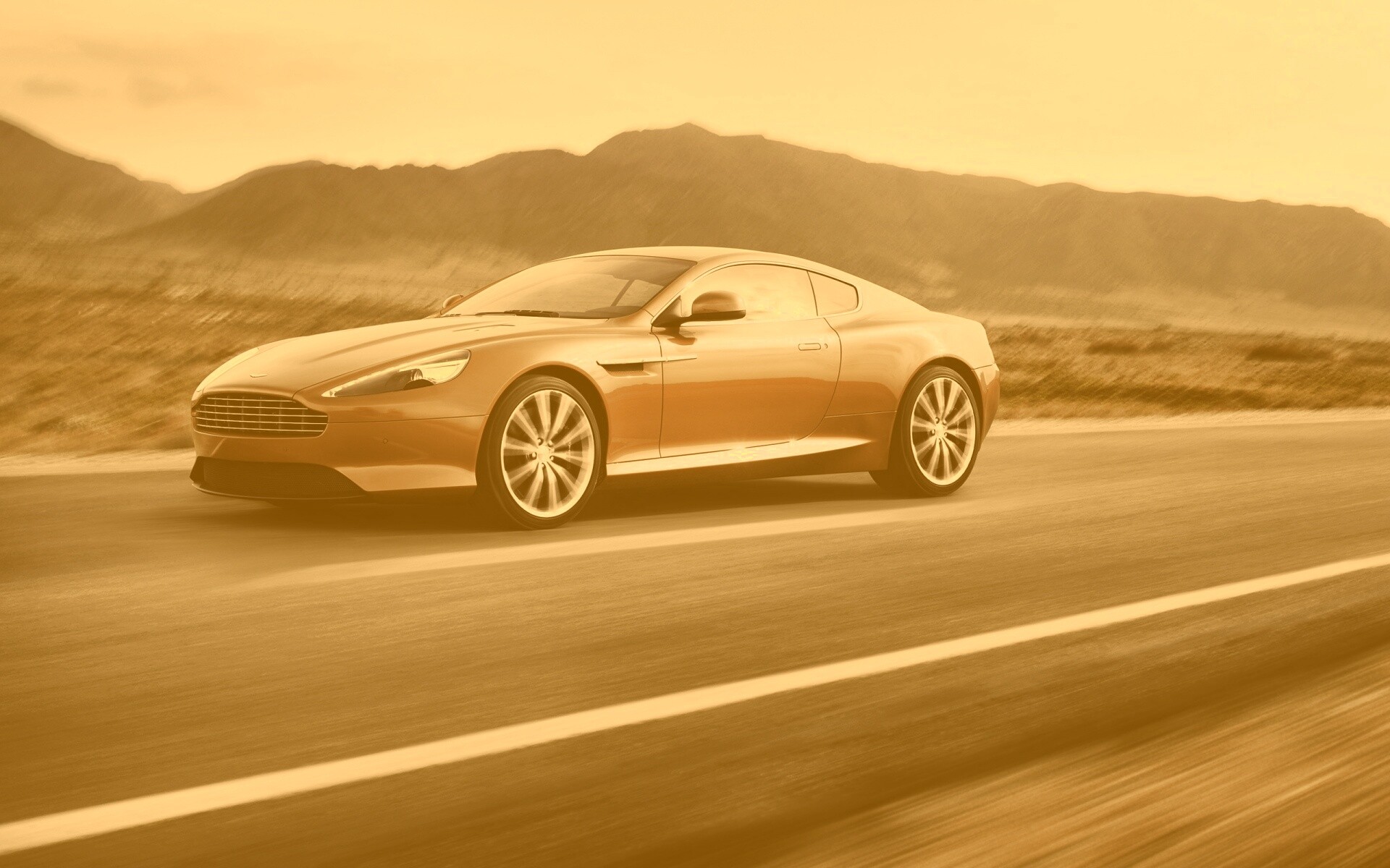 Астон Мартин на шоссе обои