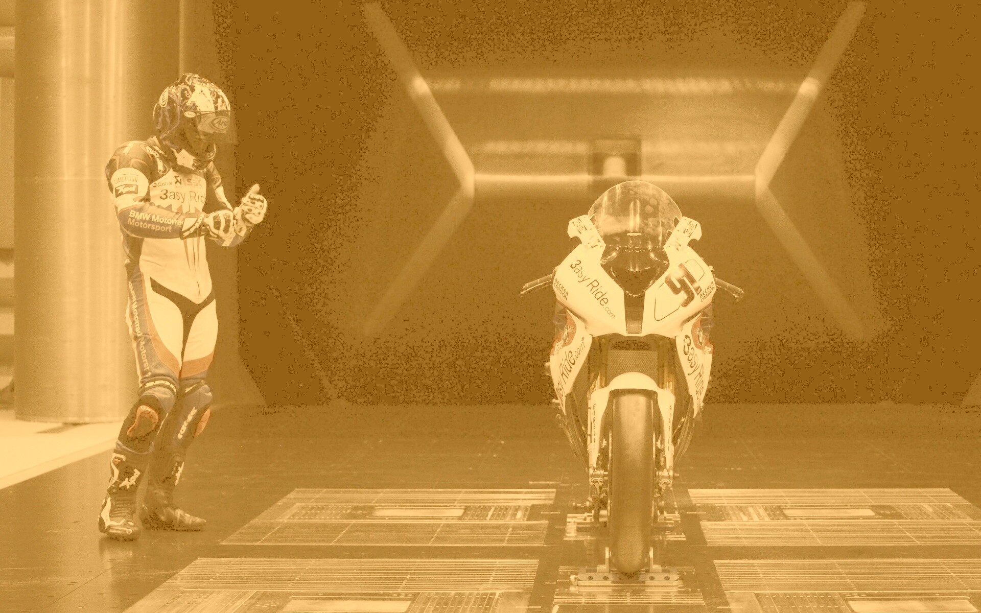 Мотоцикл на тестовом стенде обои