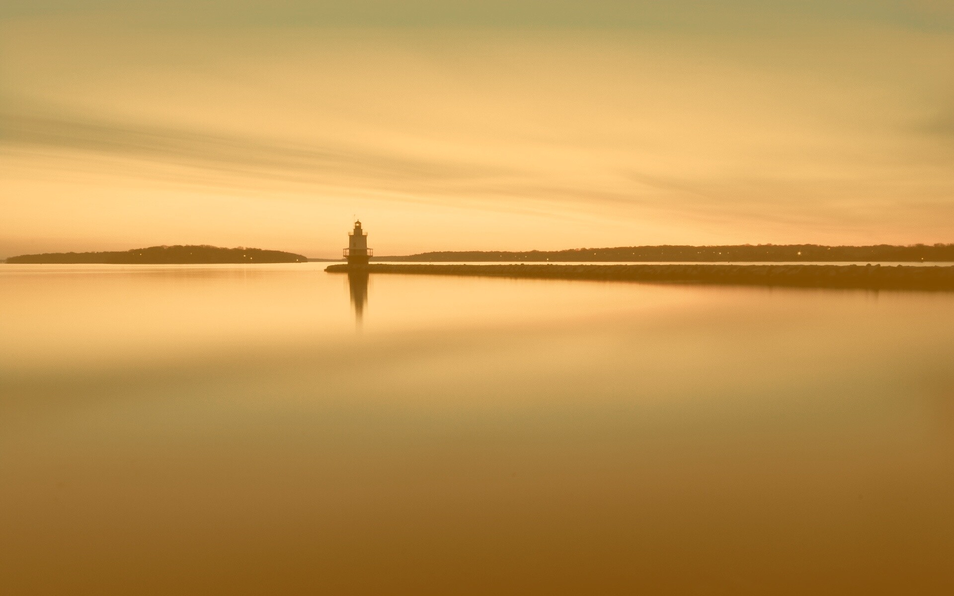 Маяк и его отражение обои