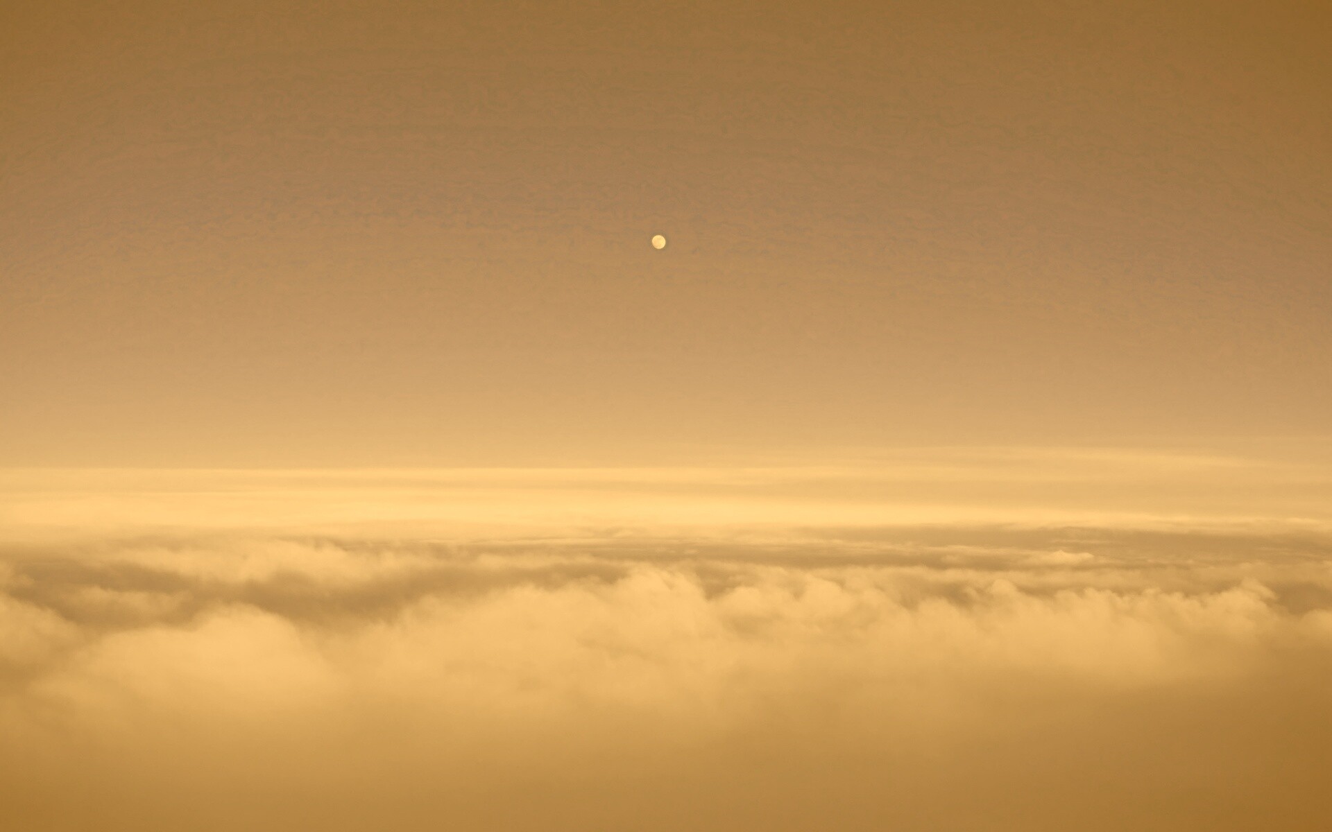 Одинокая луна над облаками обои