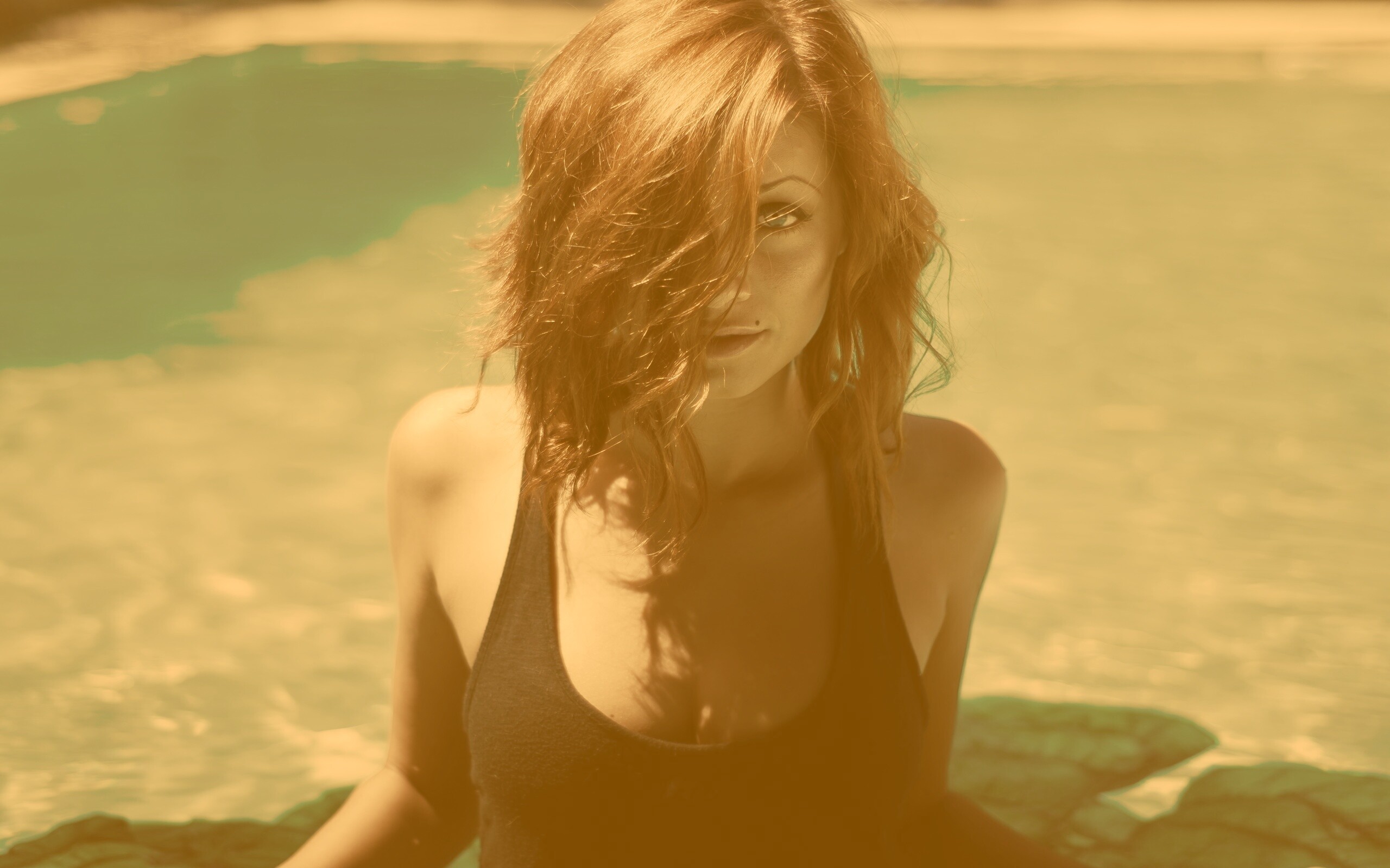 Девушка рядом с бассейном обои