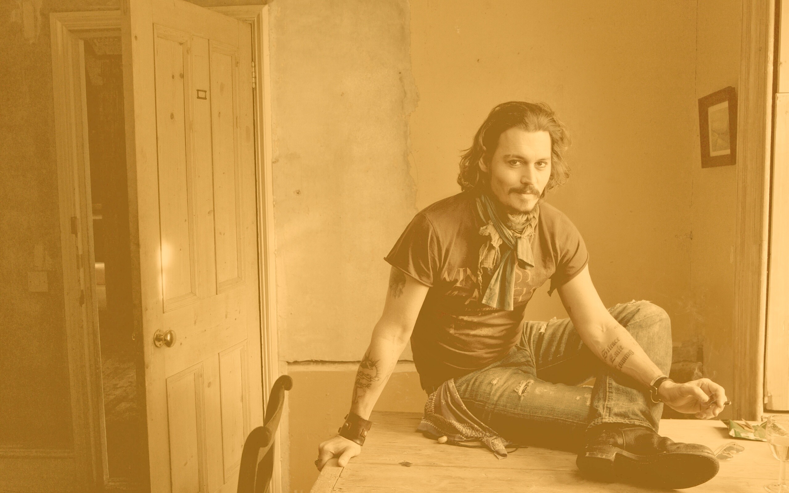 Джонни Депп на столе обои