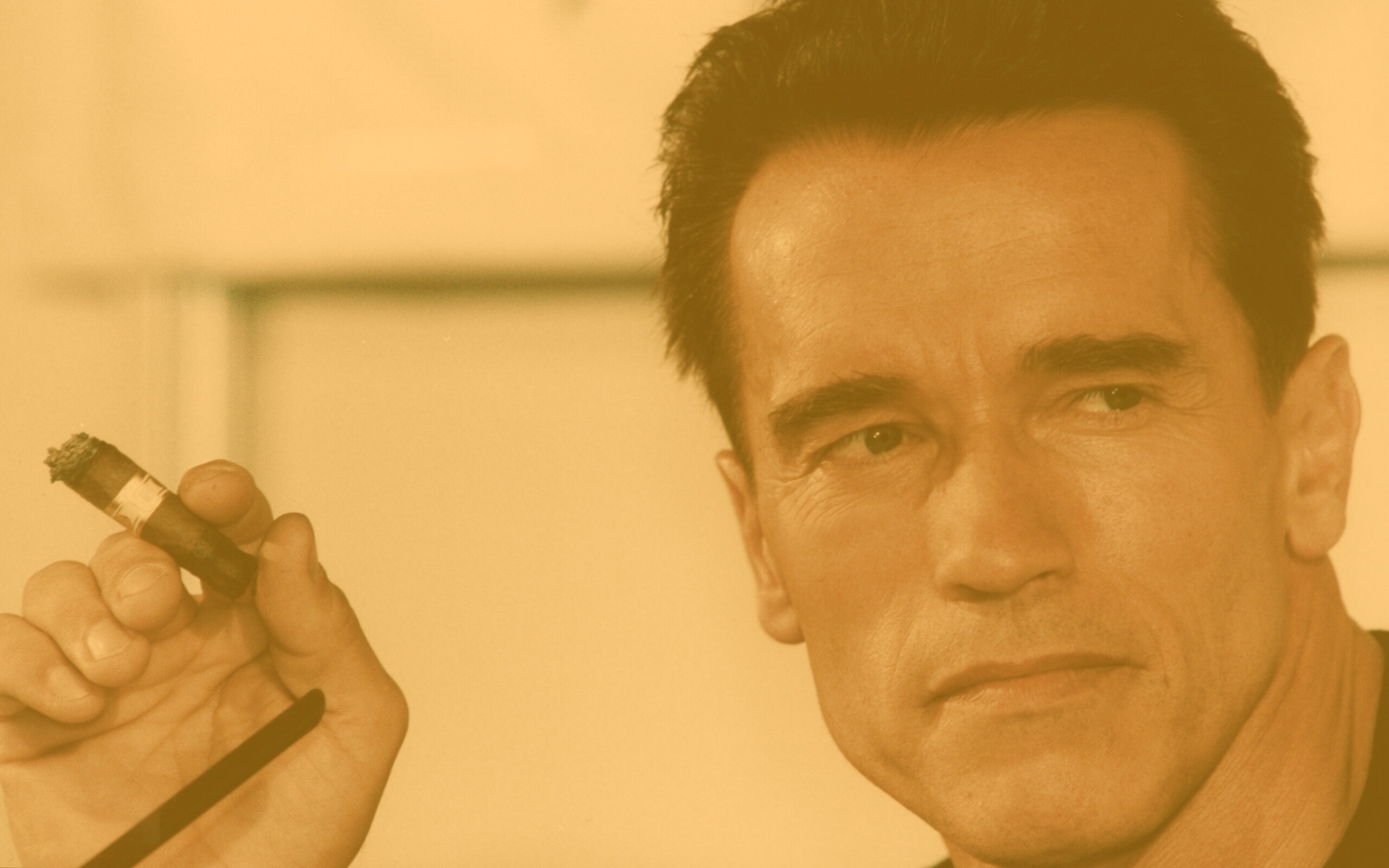 Арнольд Шварцнеггер с сигарой обои