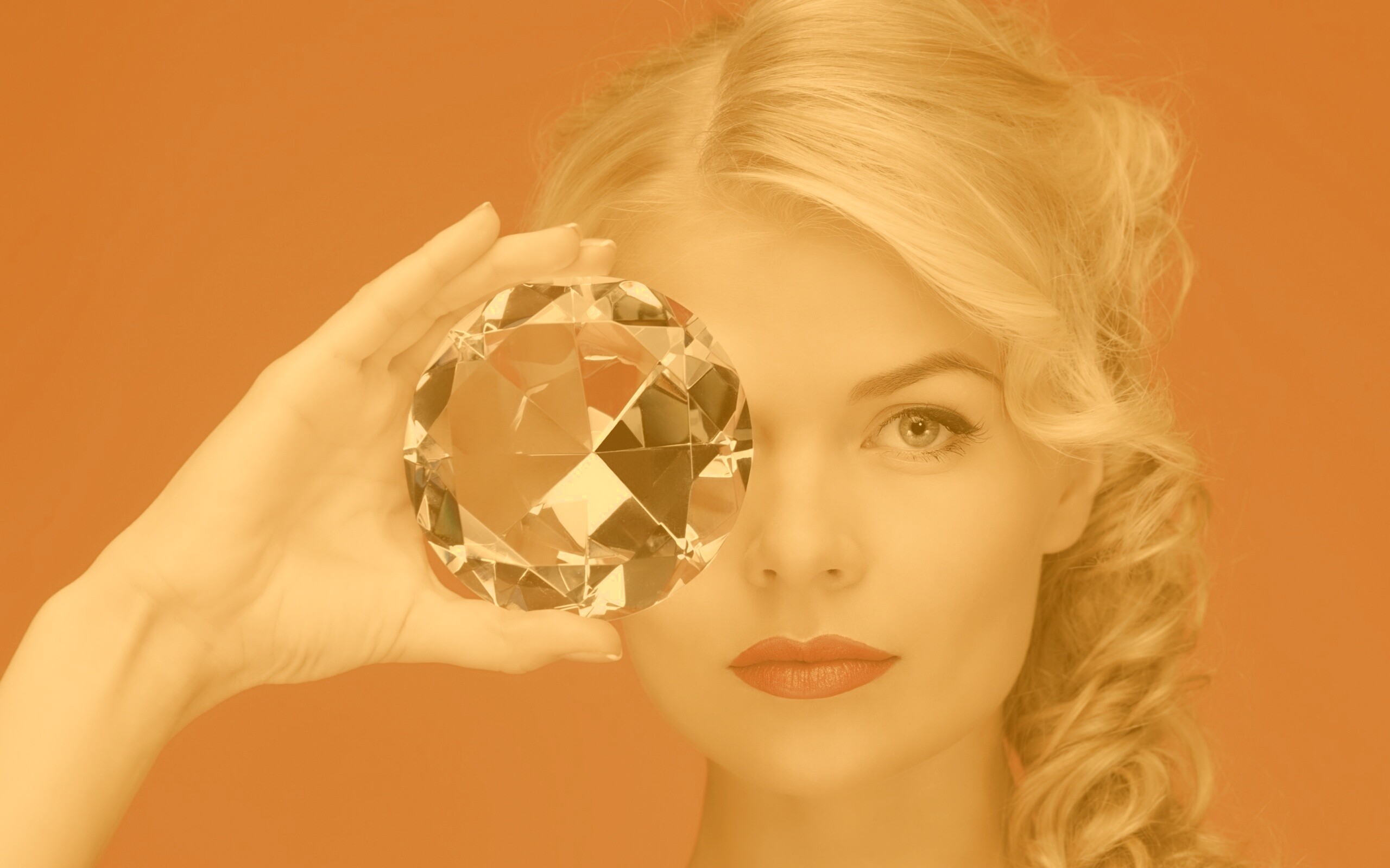 Девушка с бриллиантом обои