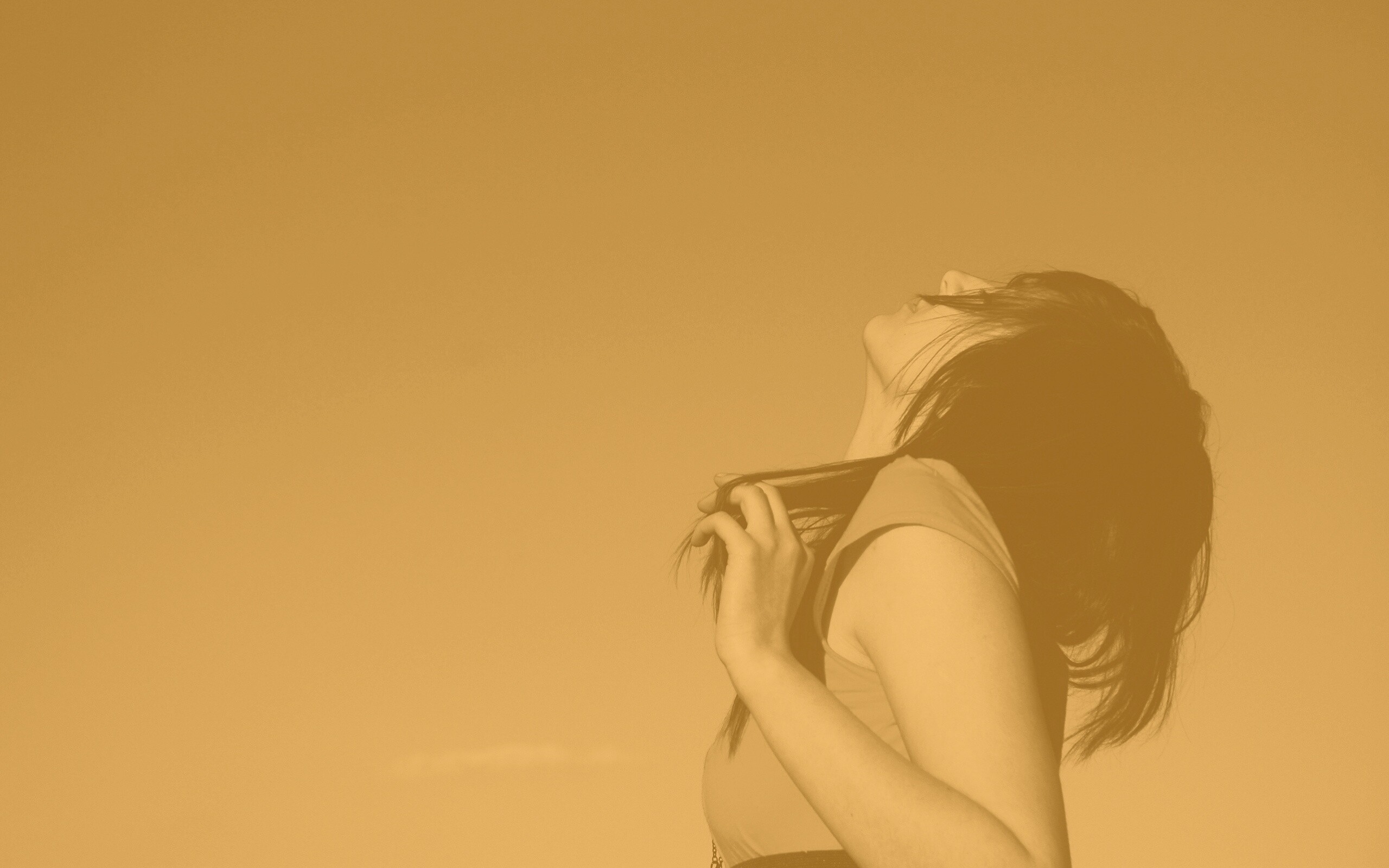 Взгляд брюнетки в небо обои