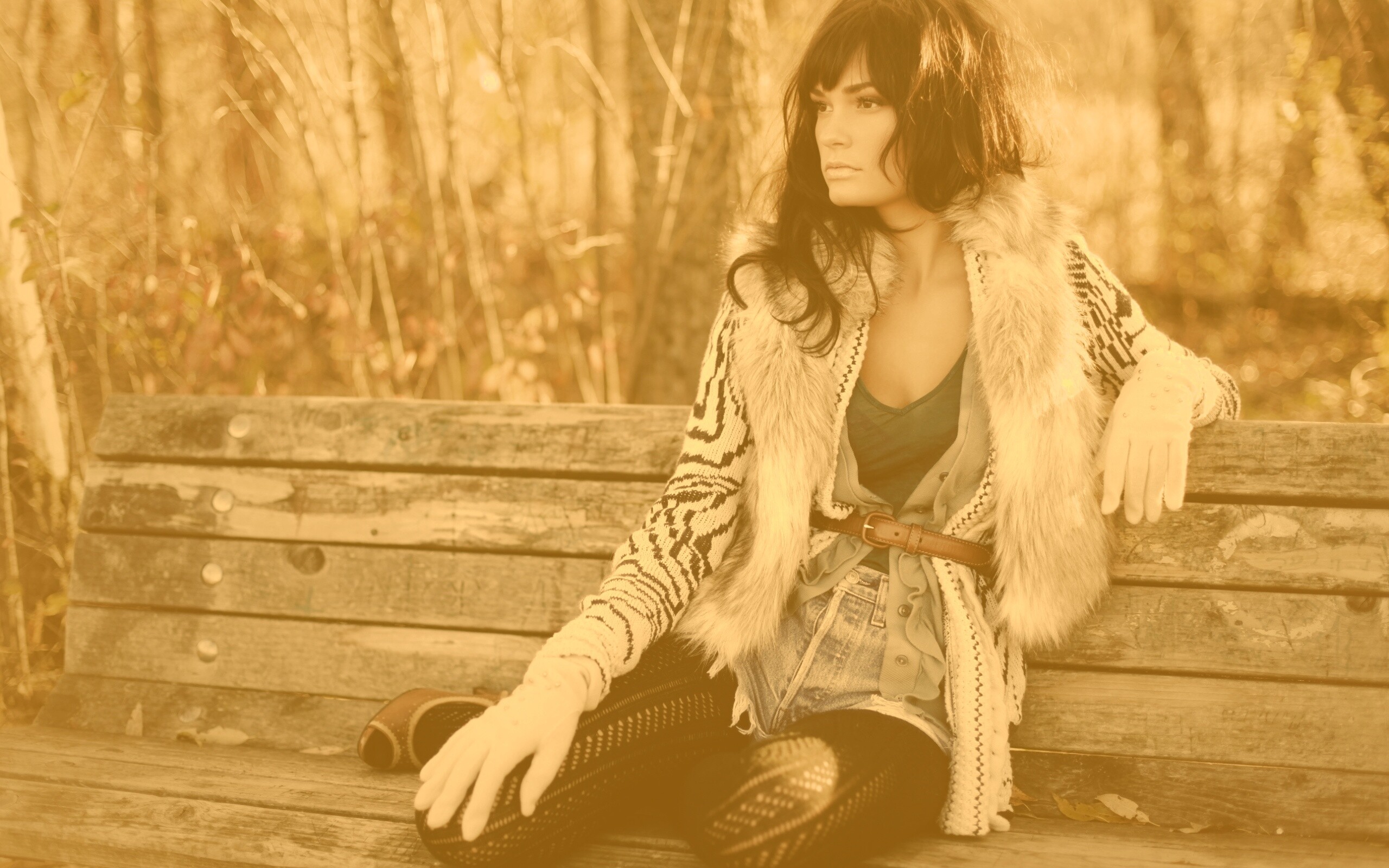 Красивая девушка сидит на скамейке обои