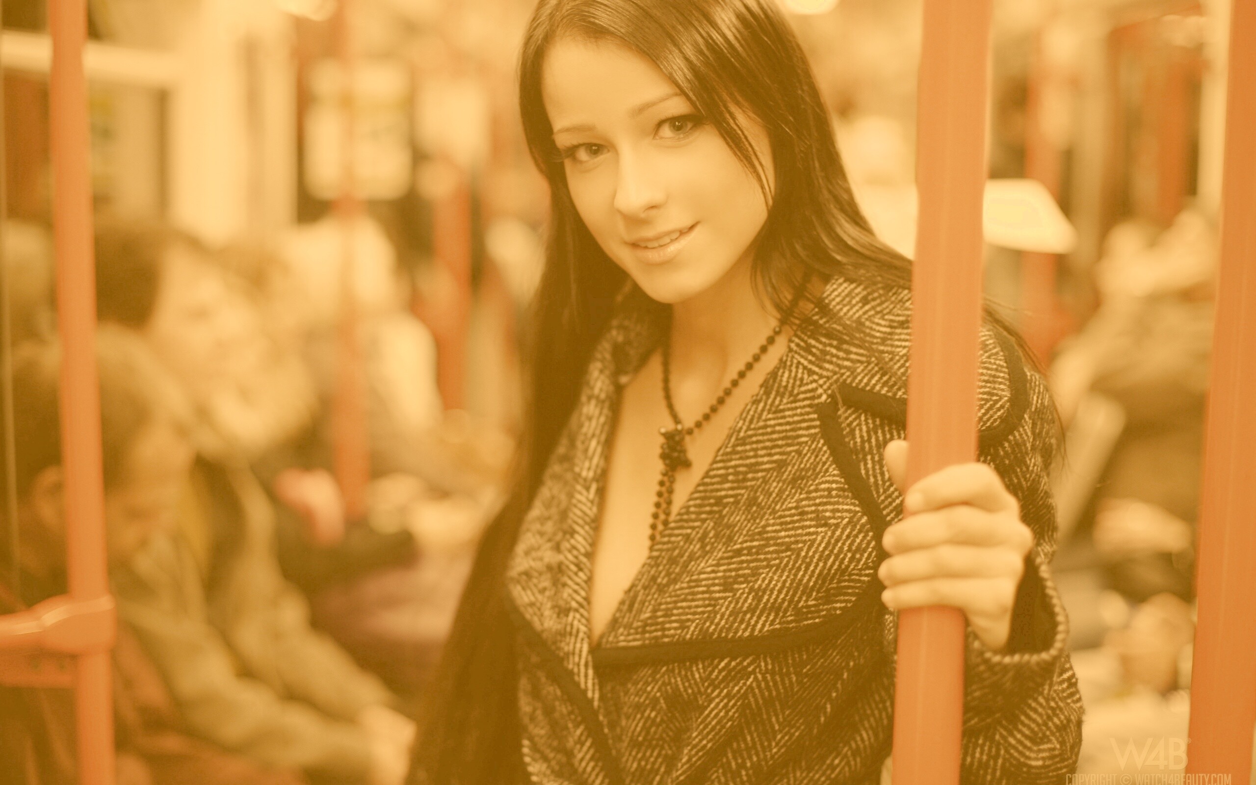 Девушка в метро обои