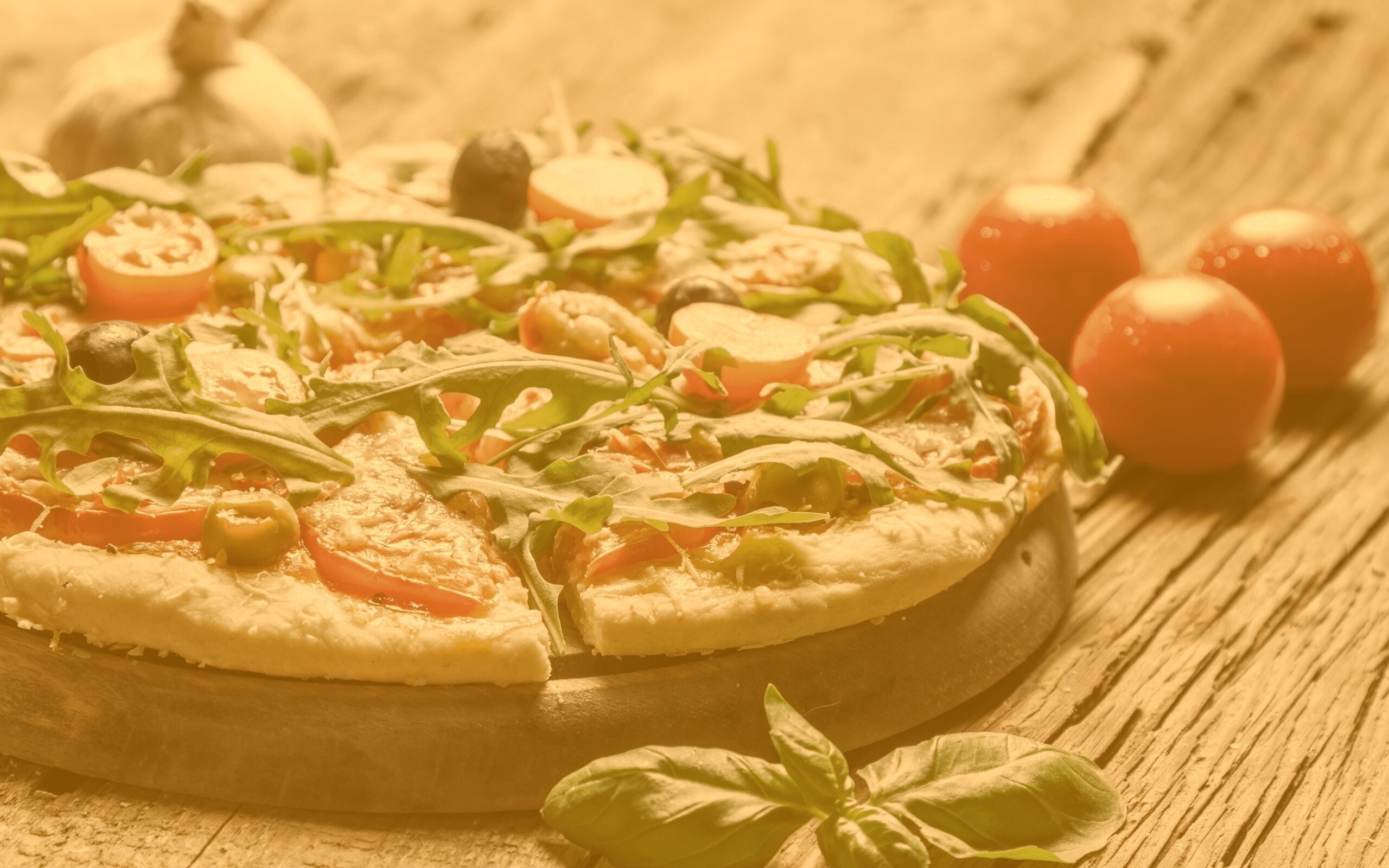 Свежая пицца с рукколой обои