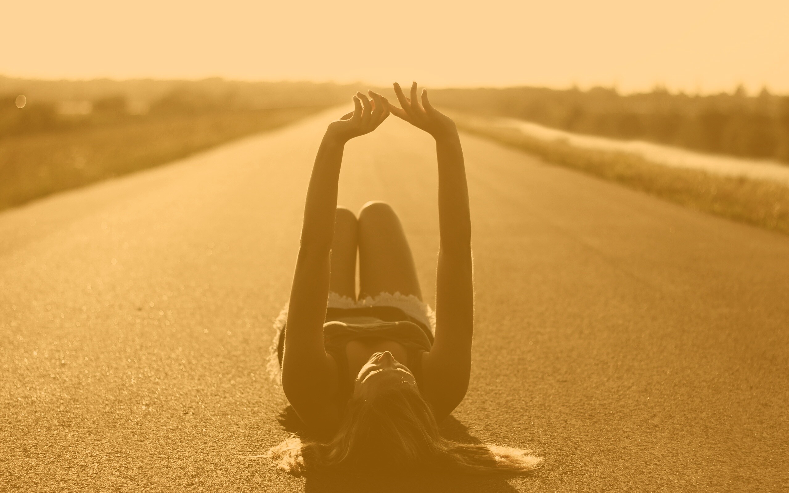 Девушка на асфальте обои