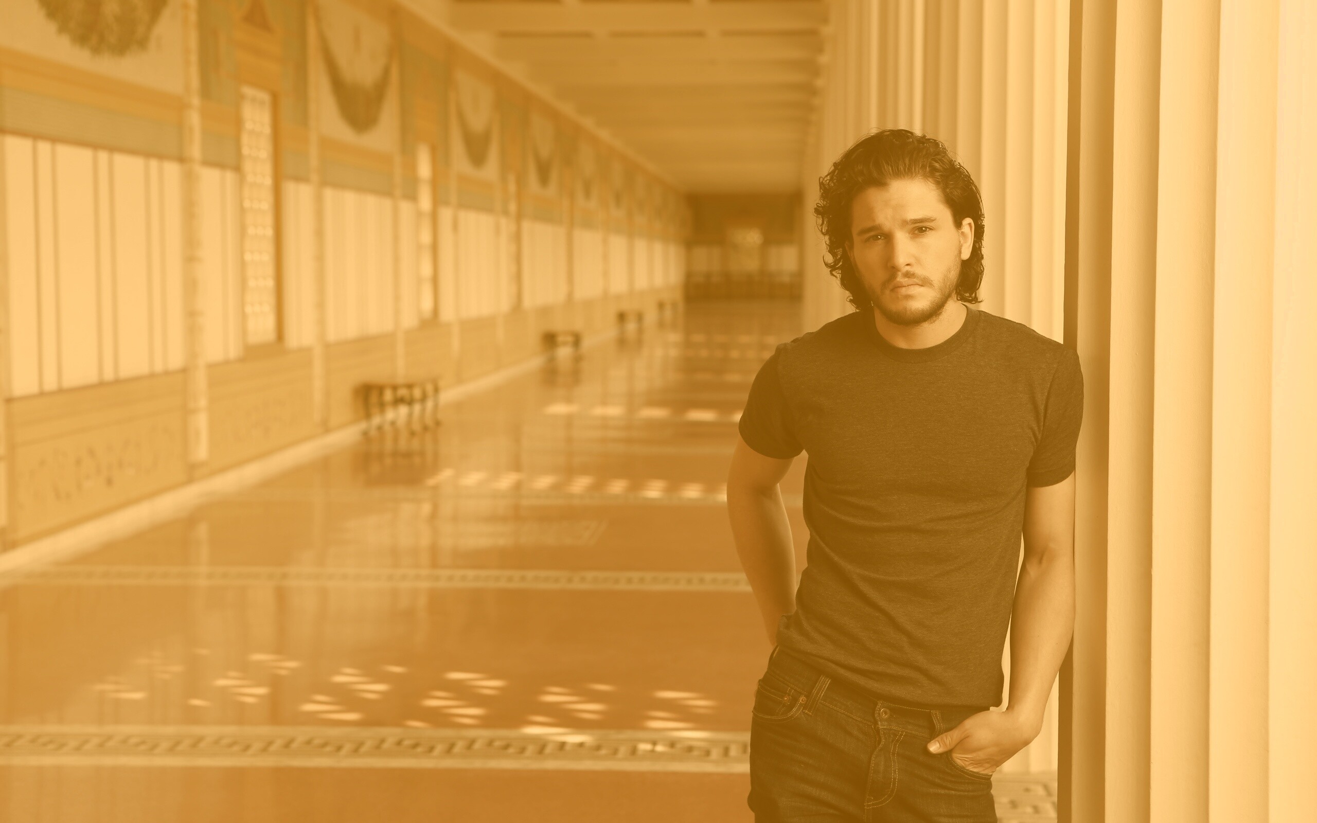 Кит Харингтон у колонны обои