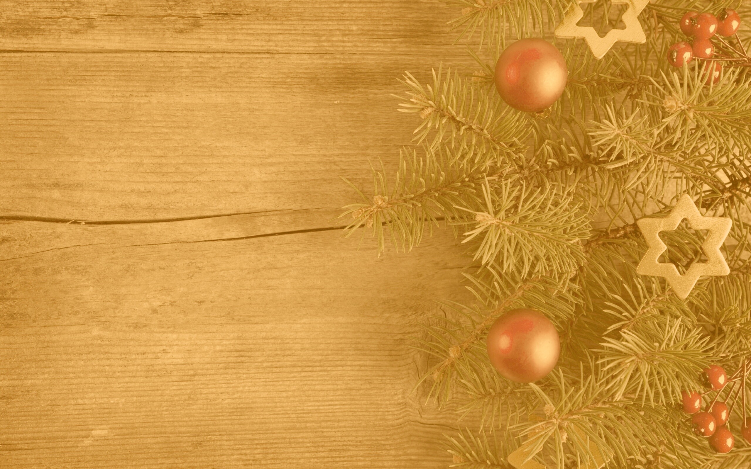 Новогодние игрушки на еловой ветке обои