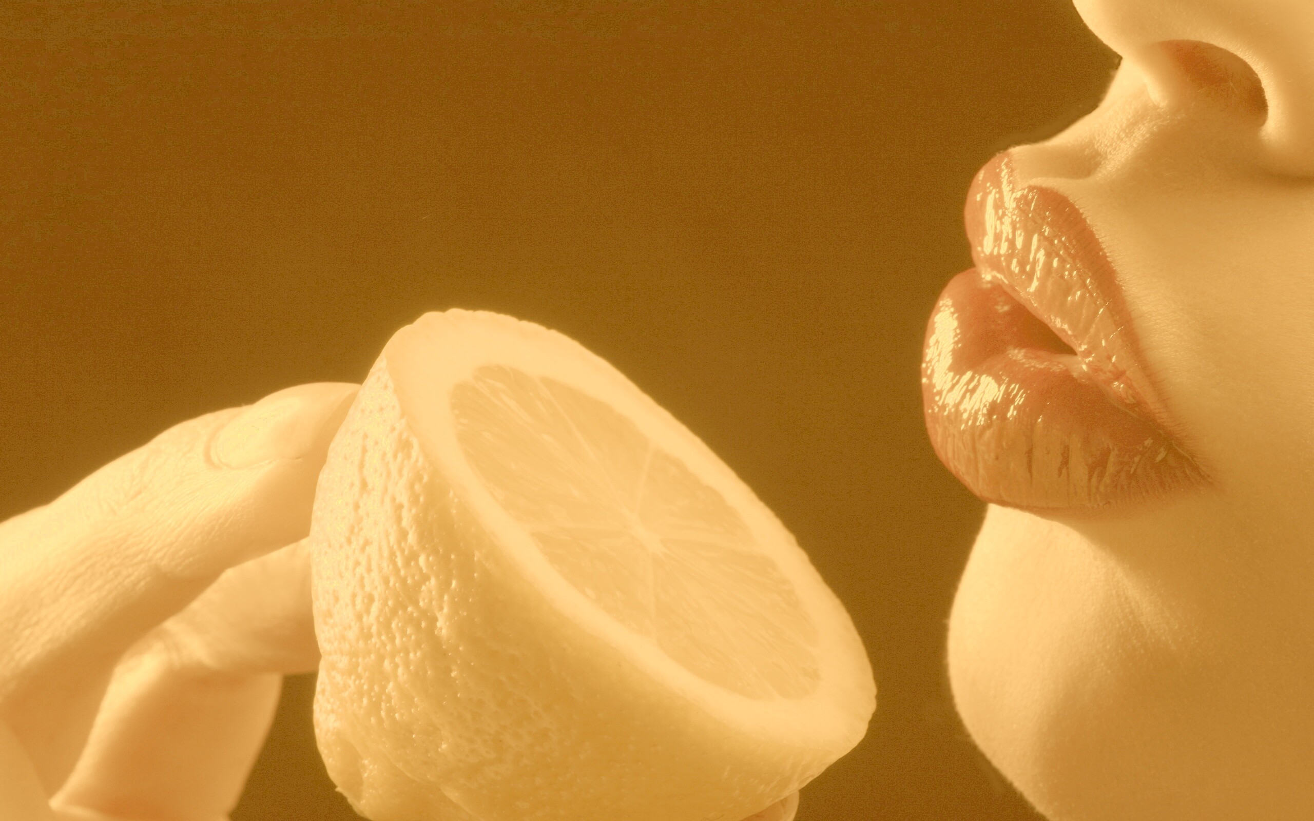 Лимон и губы обои