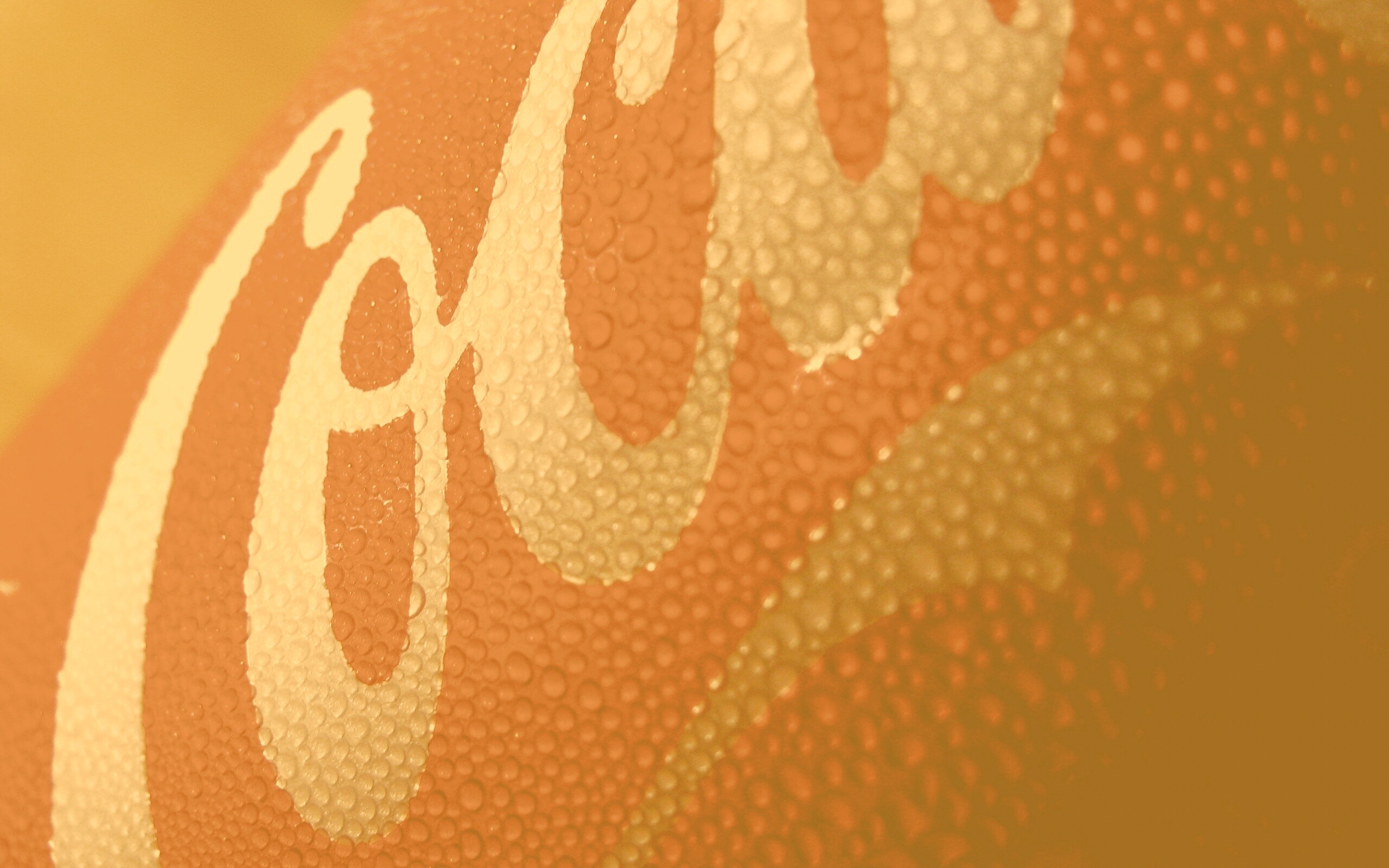 Запотевшая банка Кока-Колы обои