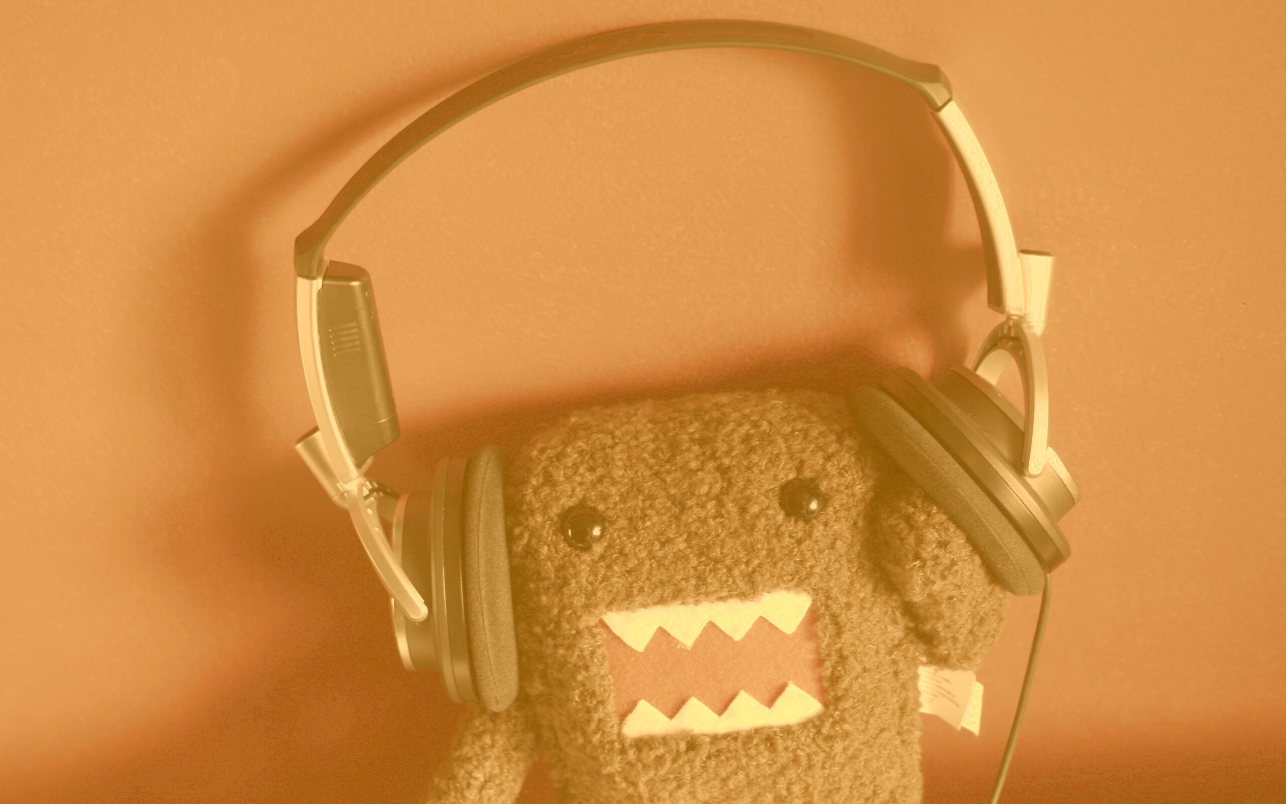 Демокун в наушниках обои