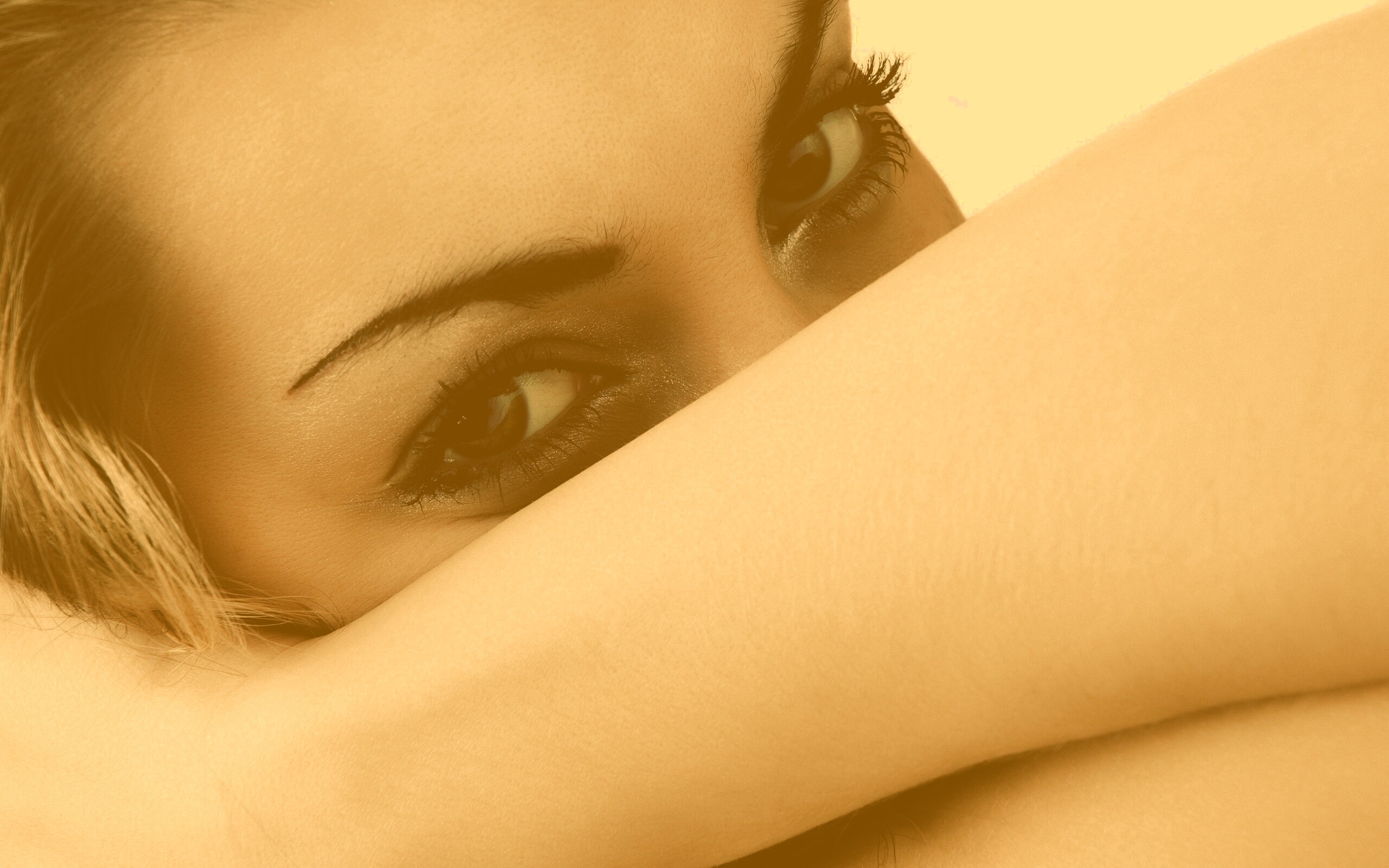 Девушка прикрыла лицо рукой обои