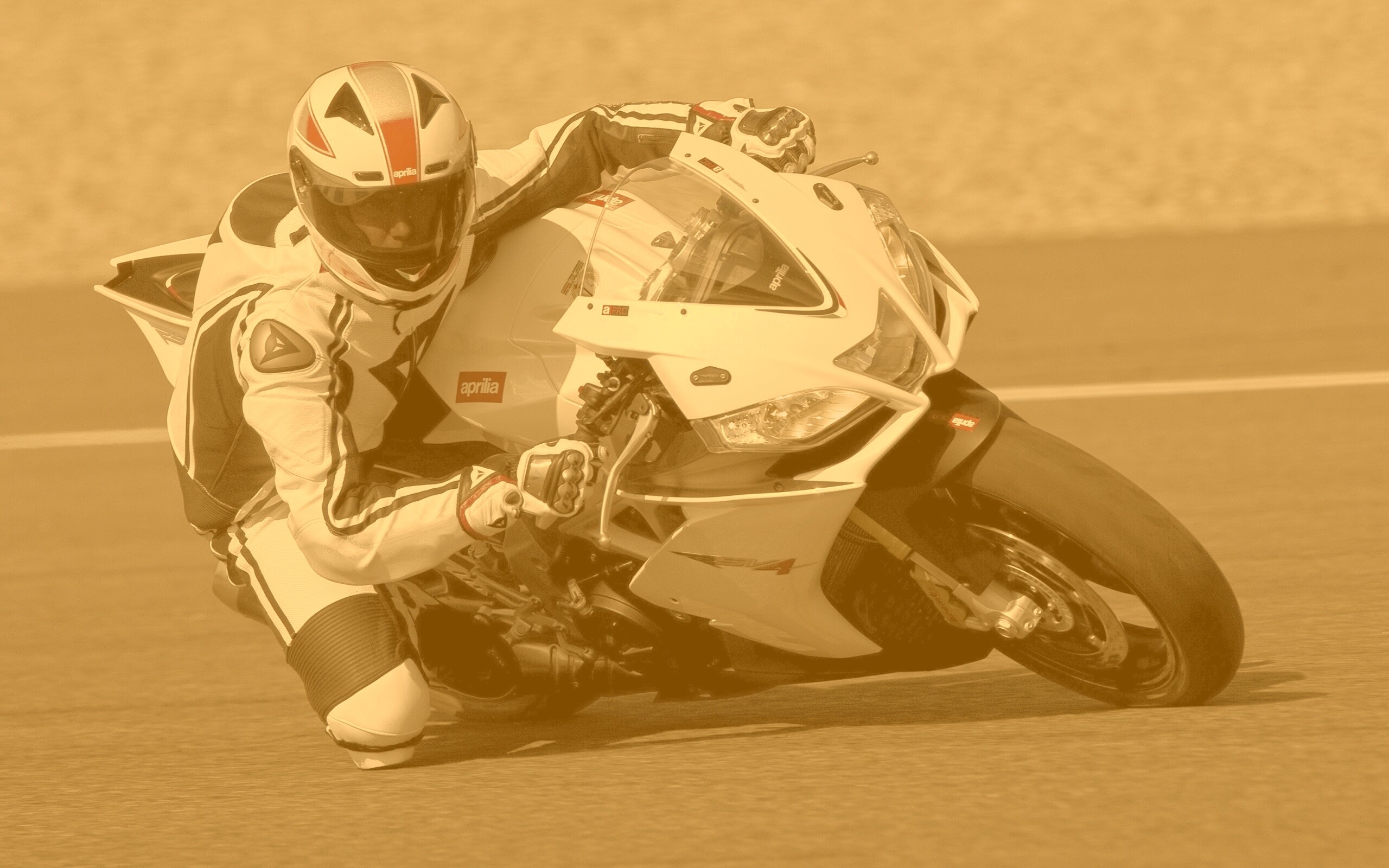 Байкер в белой экиперовкена Априлия РСВ4 обои