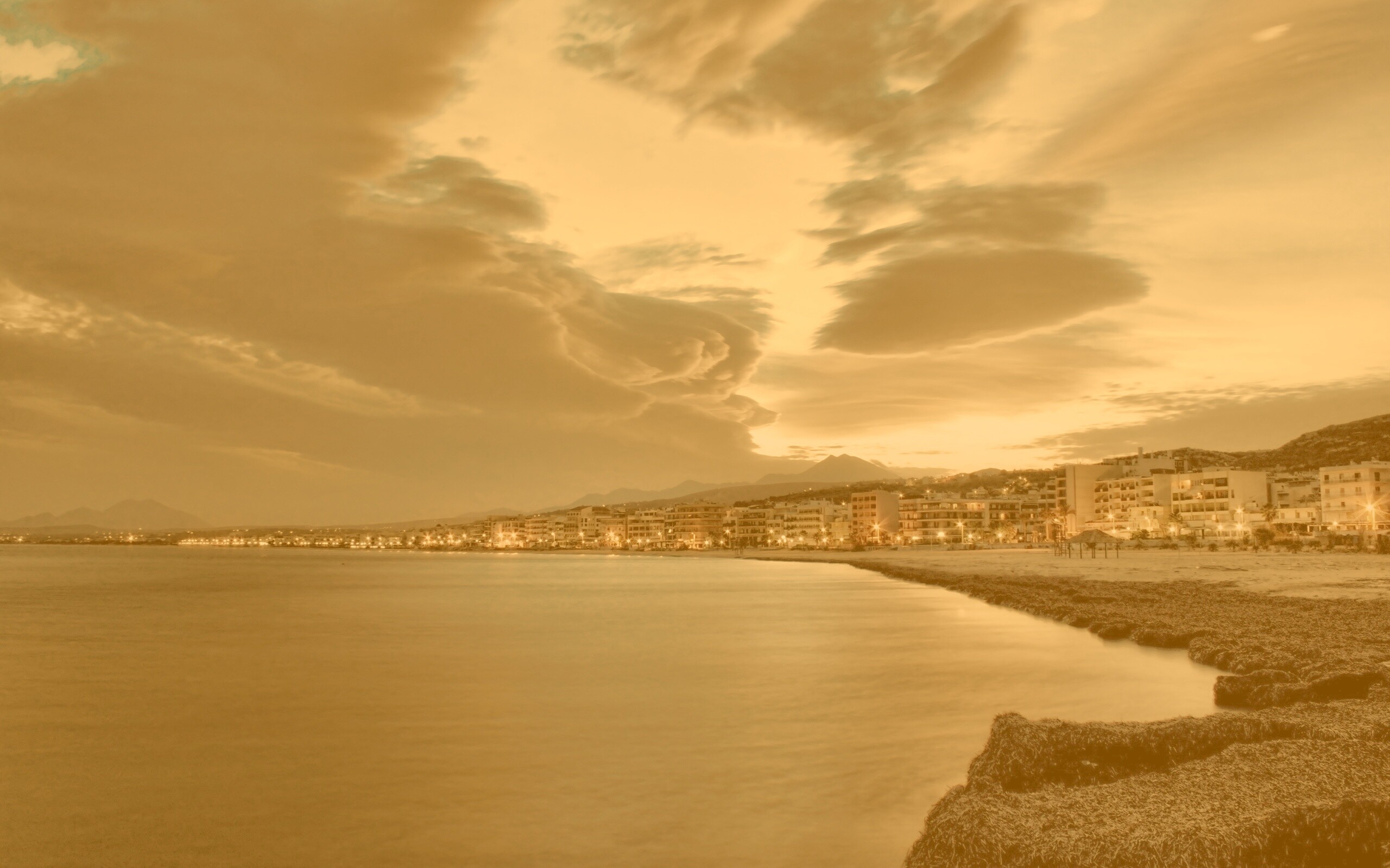 Красивый закат над городом у моря обои