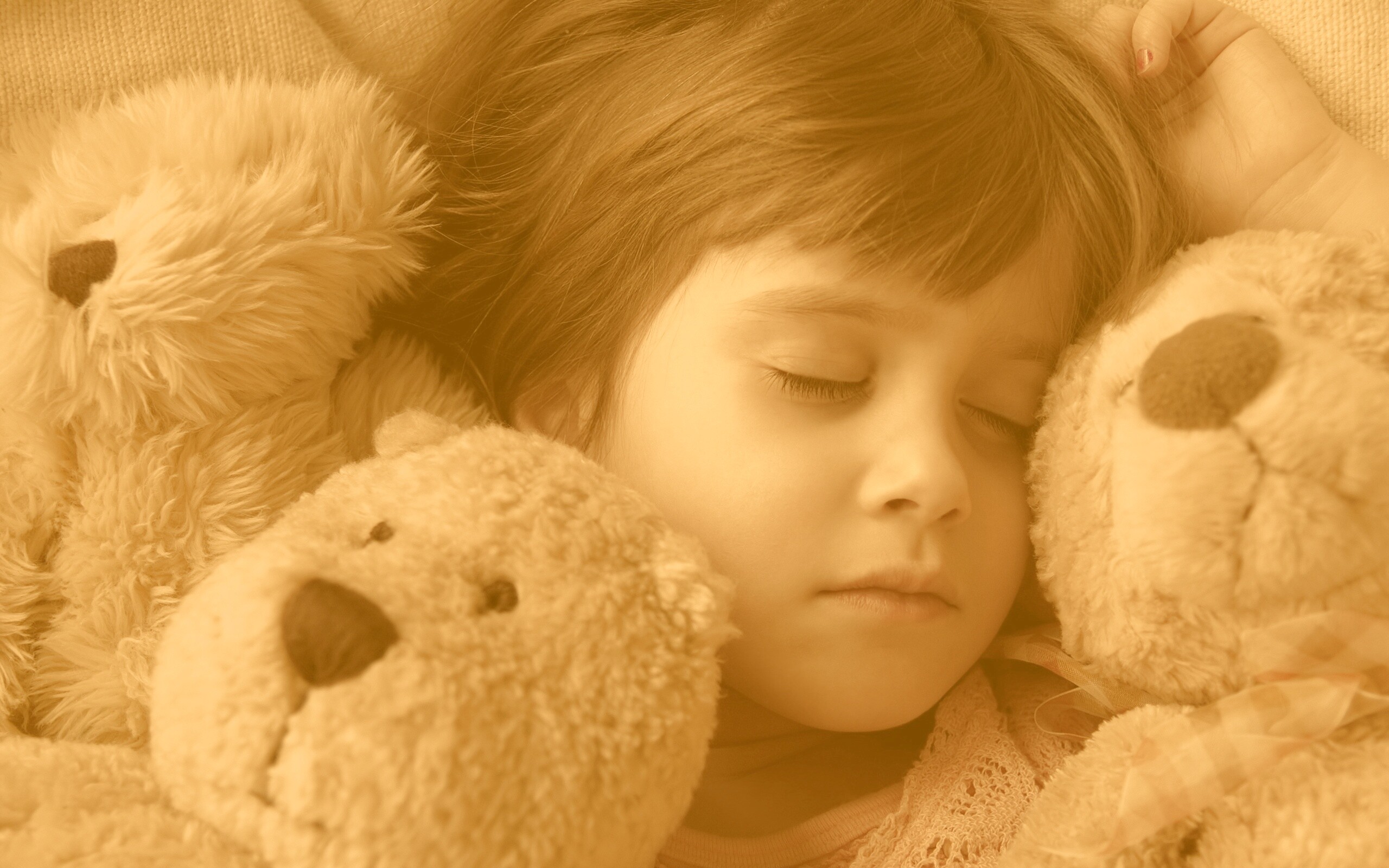 Девочка спит с мишками в обнимку обои