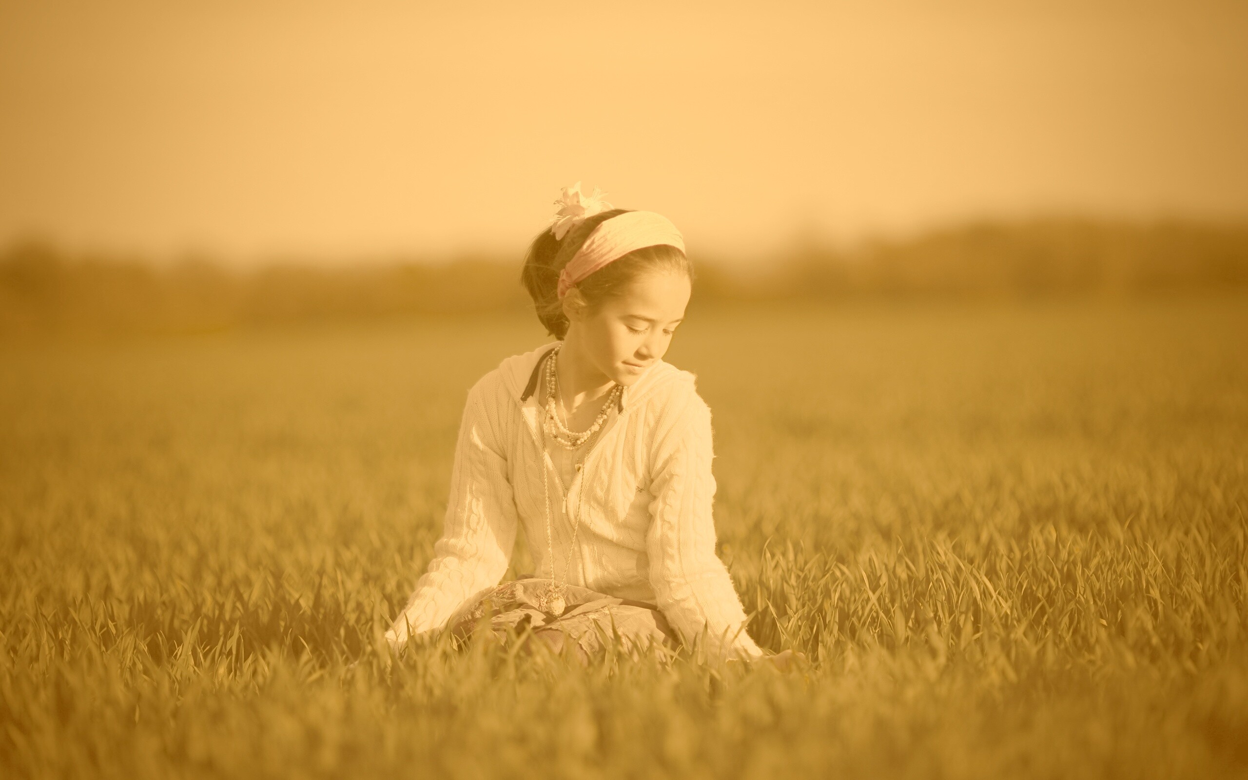 Девочка на траве обои