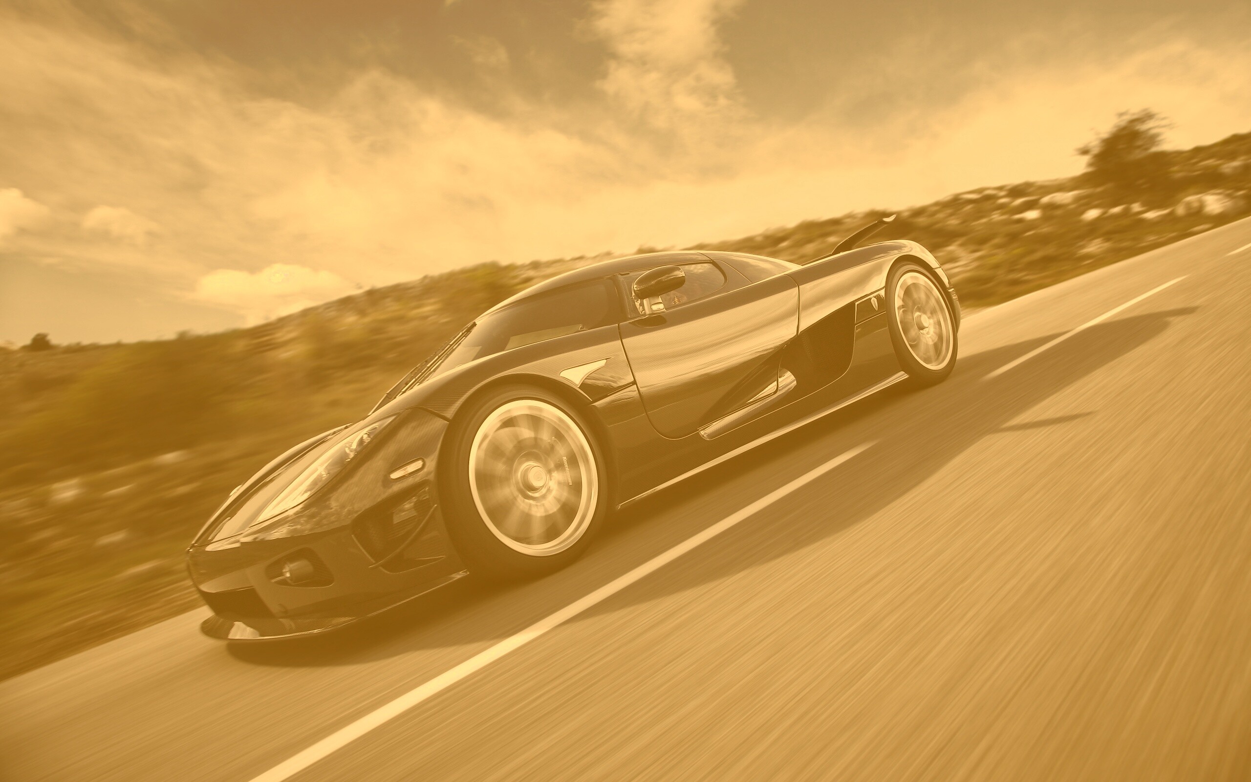 Автомобиль Koenigsegg мчится по трассе обои