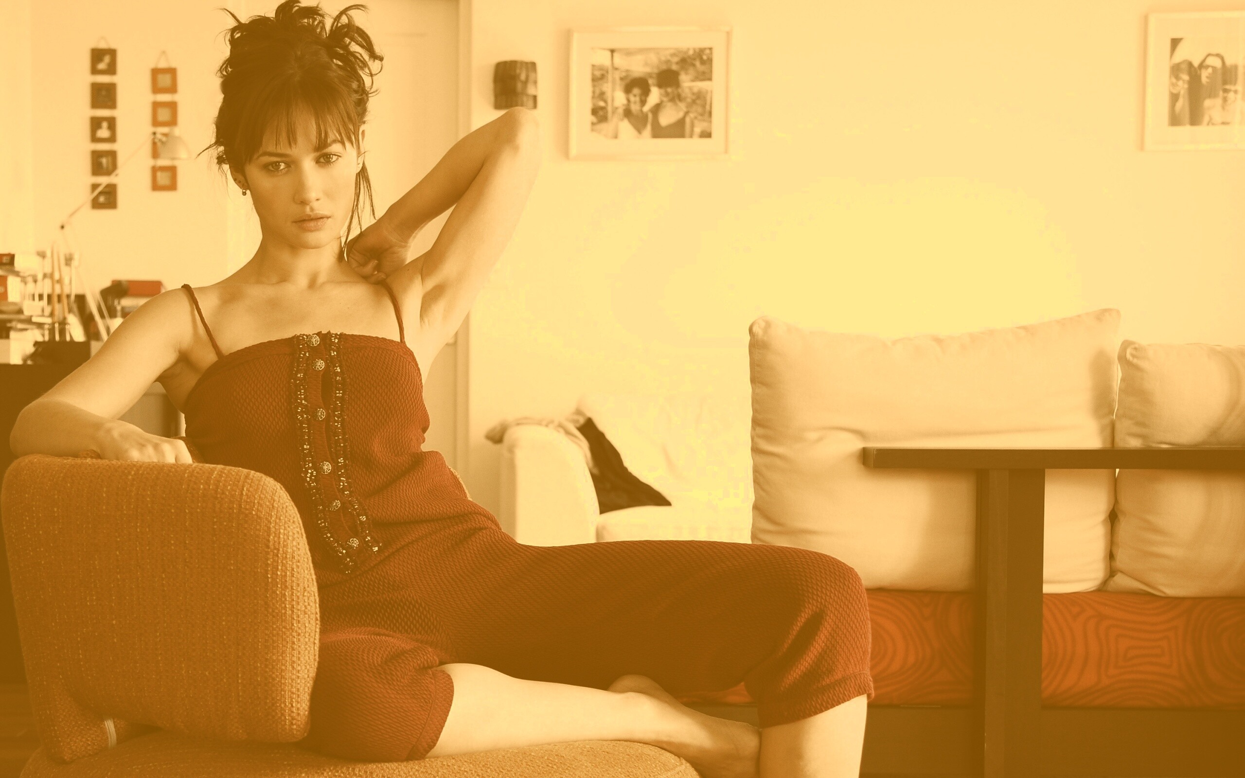 Ольга Куриленко на кресле обои