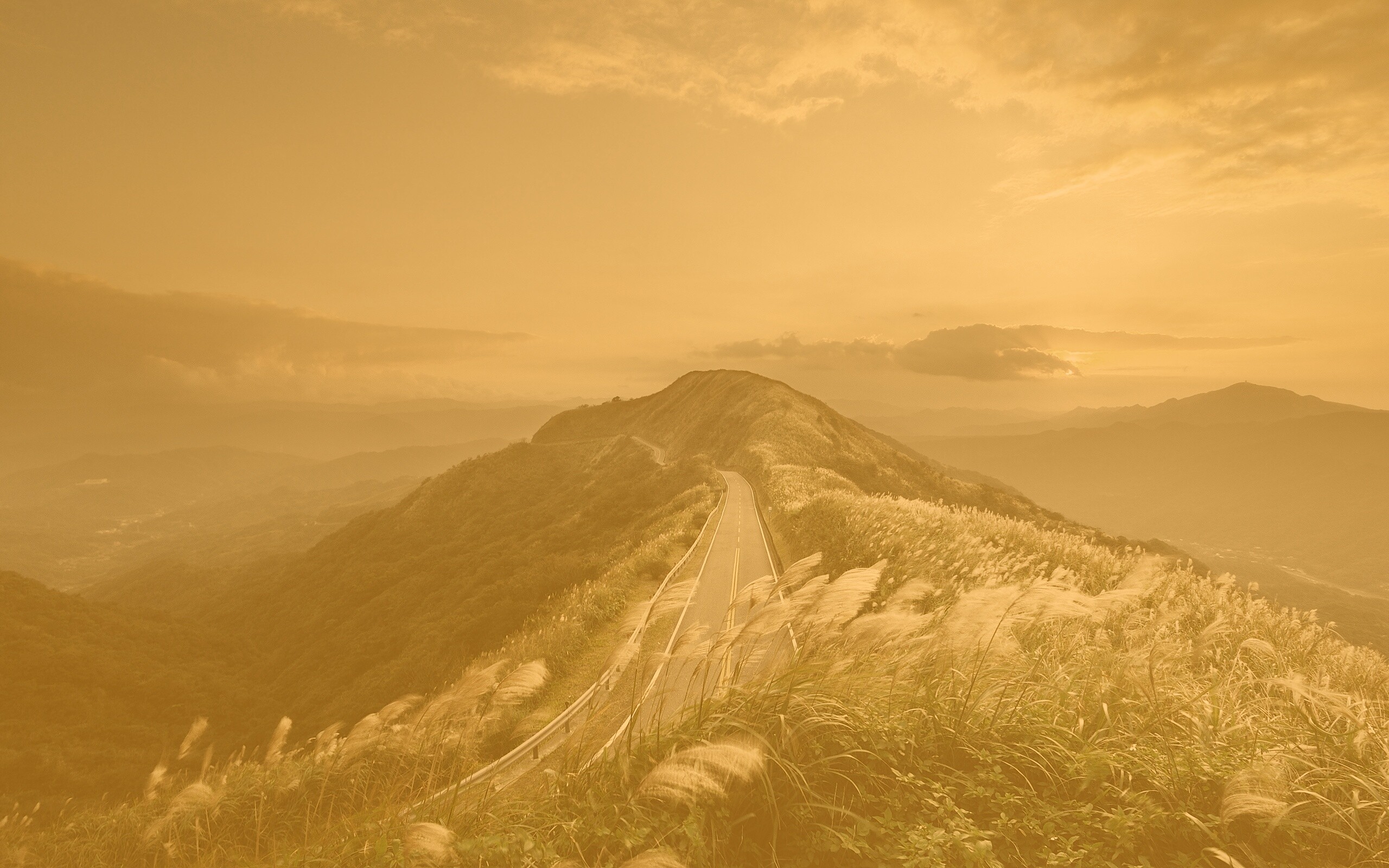 Дорога вдоль вершины холма обои