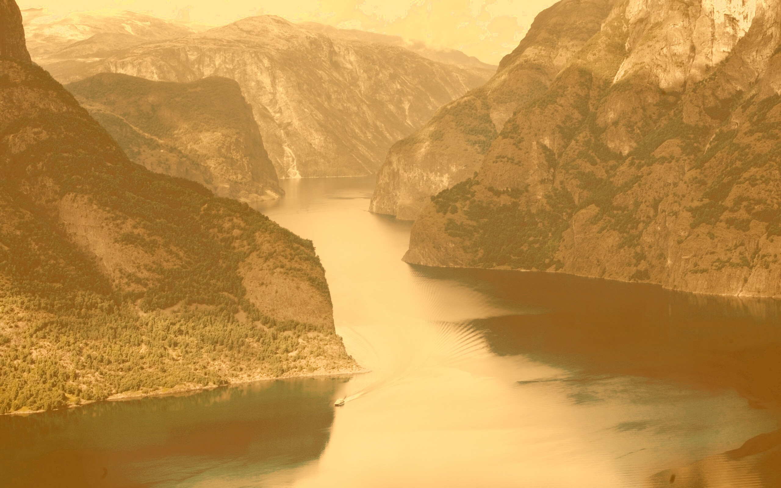 Лодка на реке среди высоких гор обои