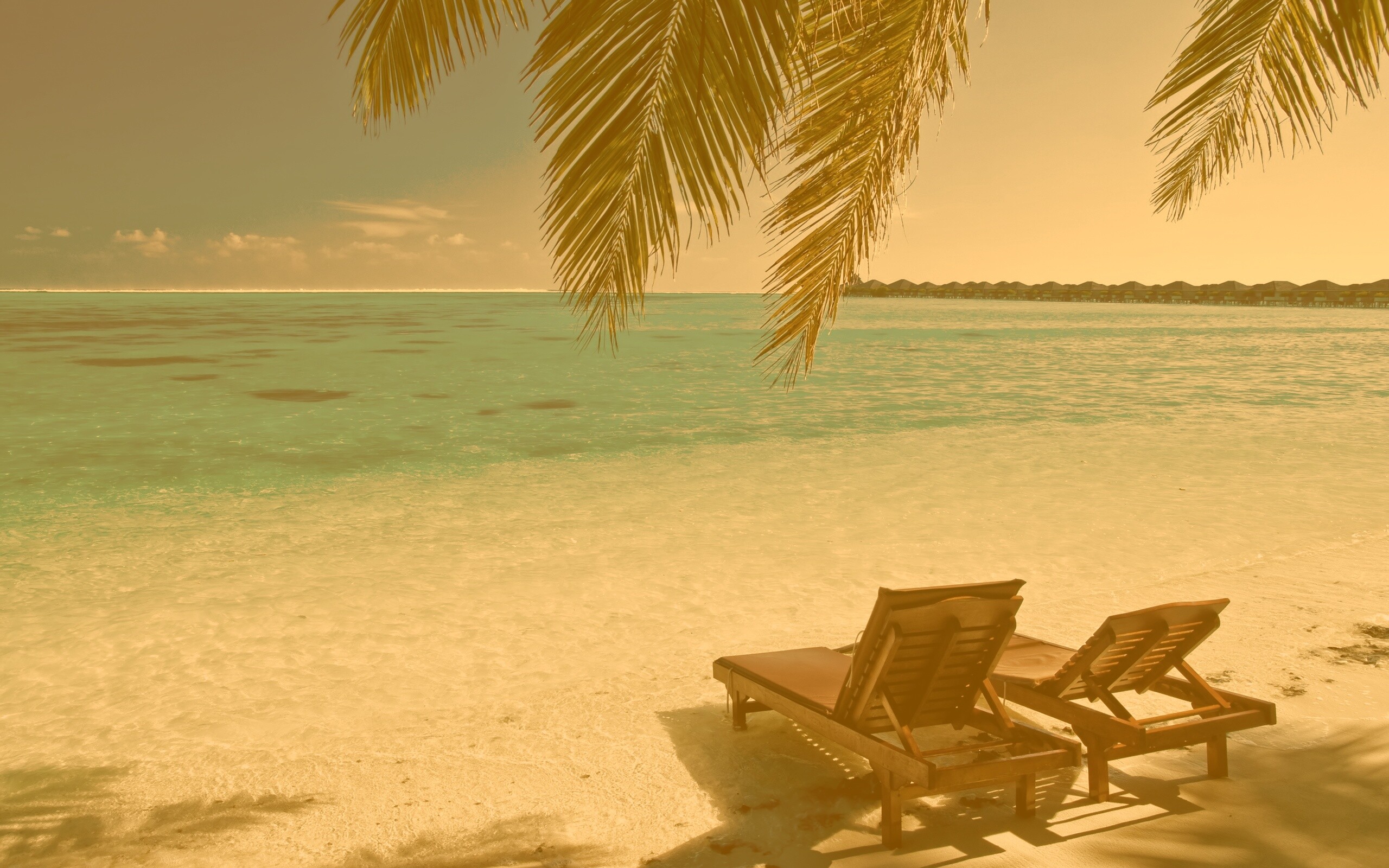 Шезлонги у самой воды обои