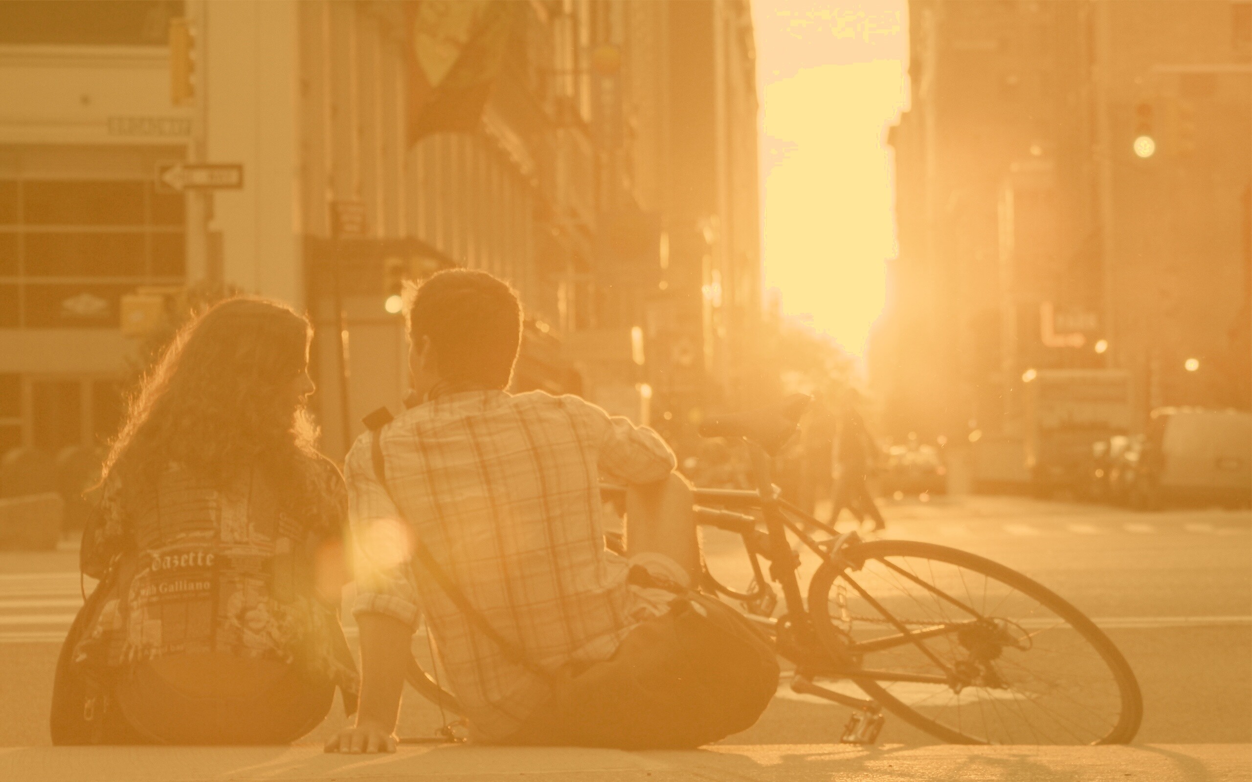 Девушка и парень с велосипедом на закате обои