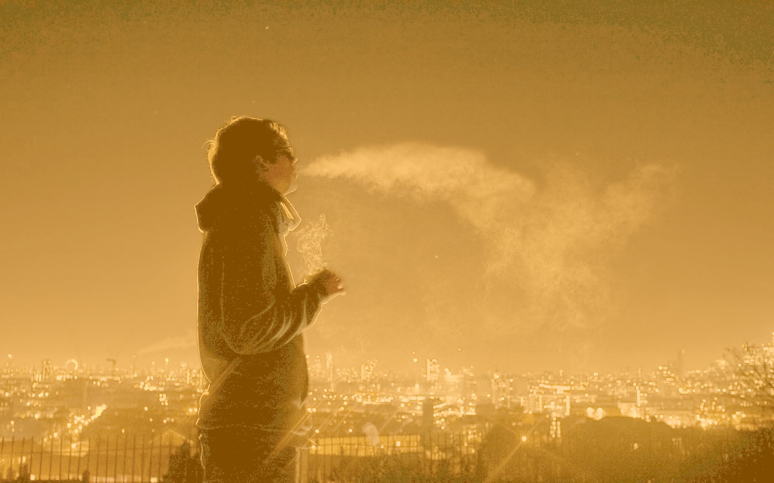 Курящий на крыше парень обои