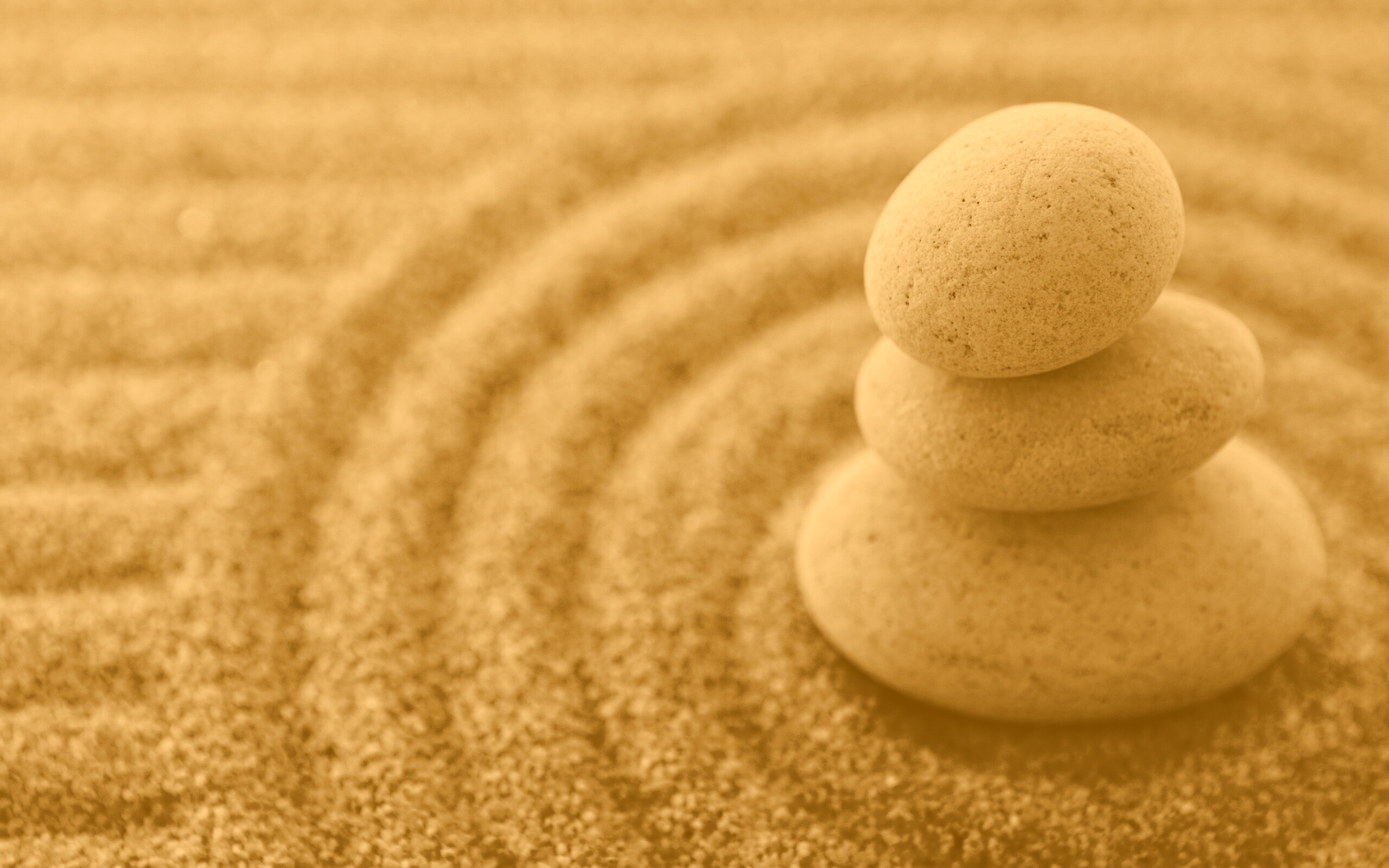 Пирамидка в саду камней обои