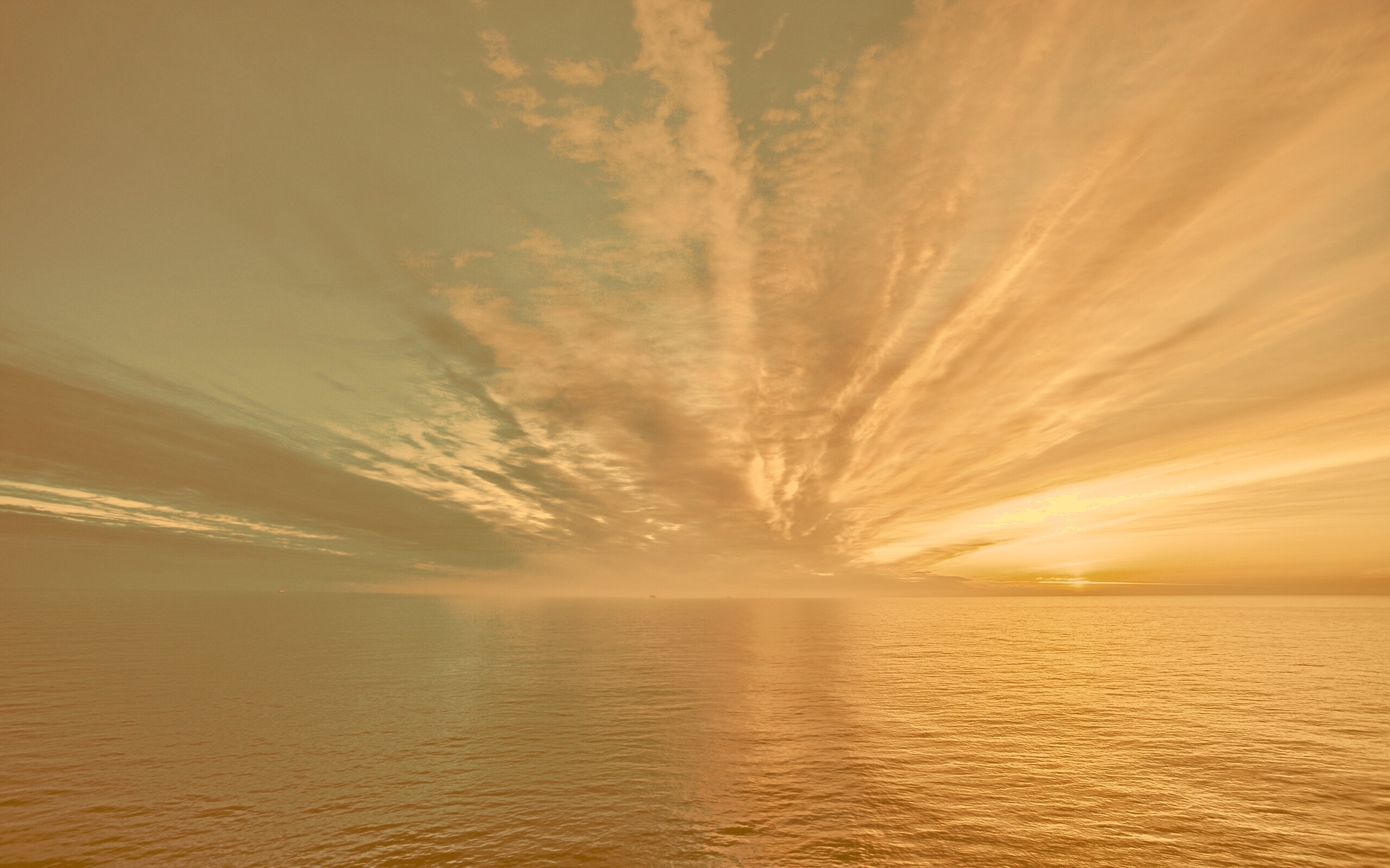 Закатное небо над морем обои