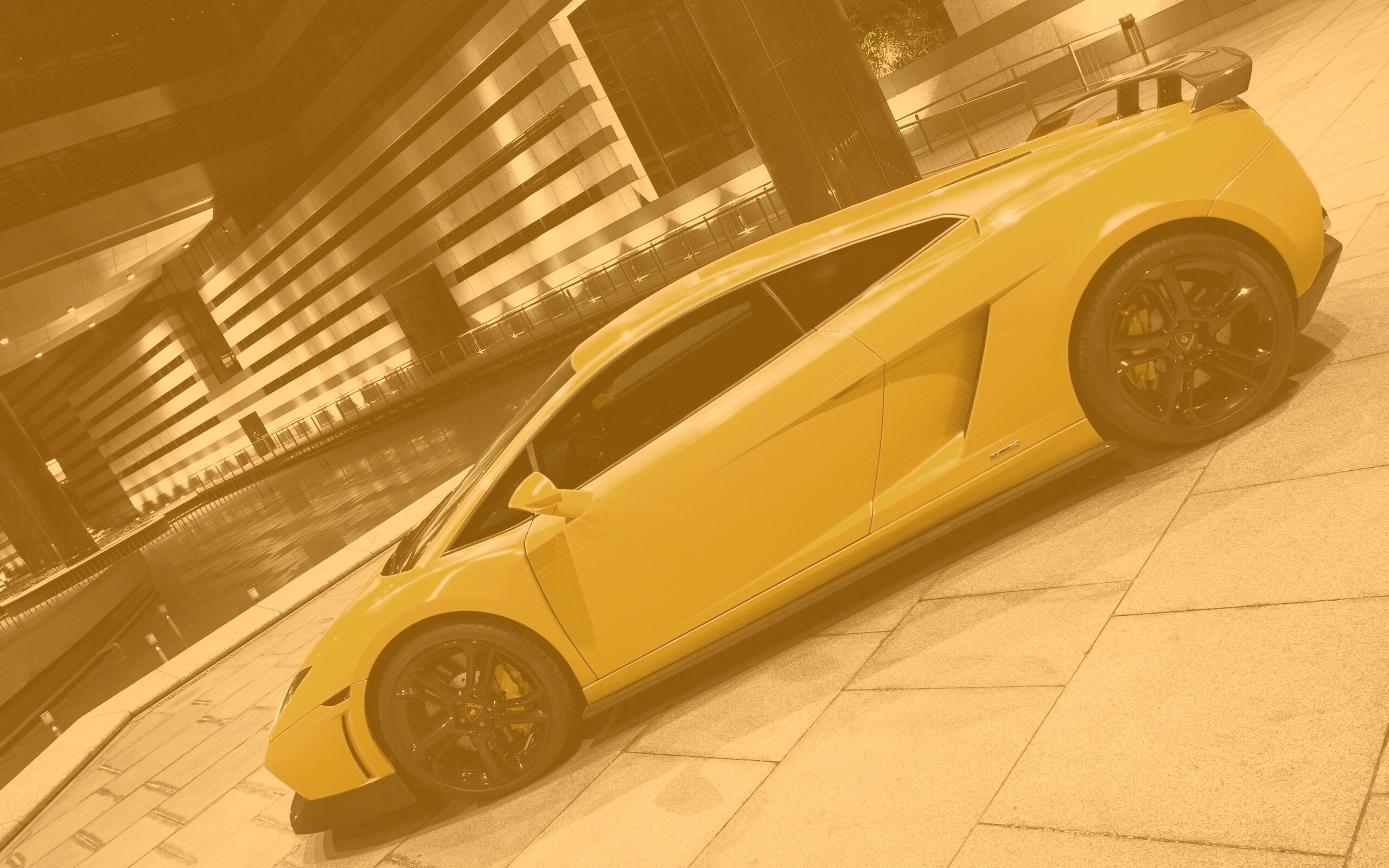 Желтая ламборджини в автосалоне обои