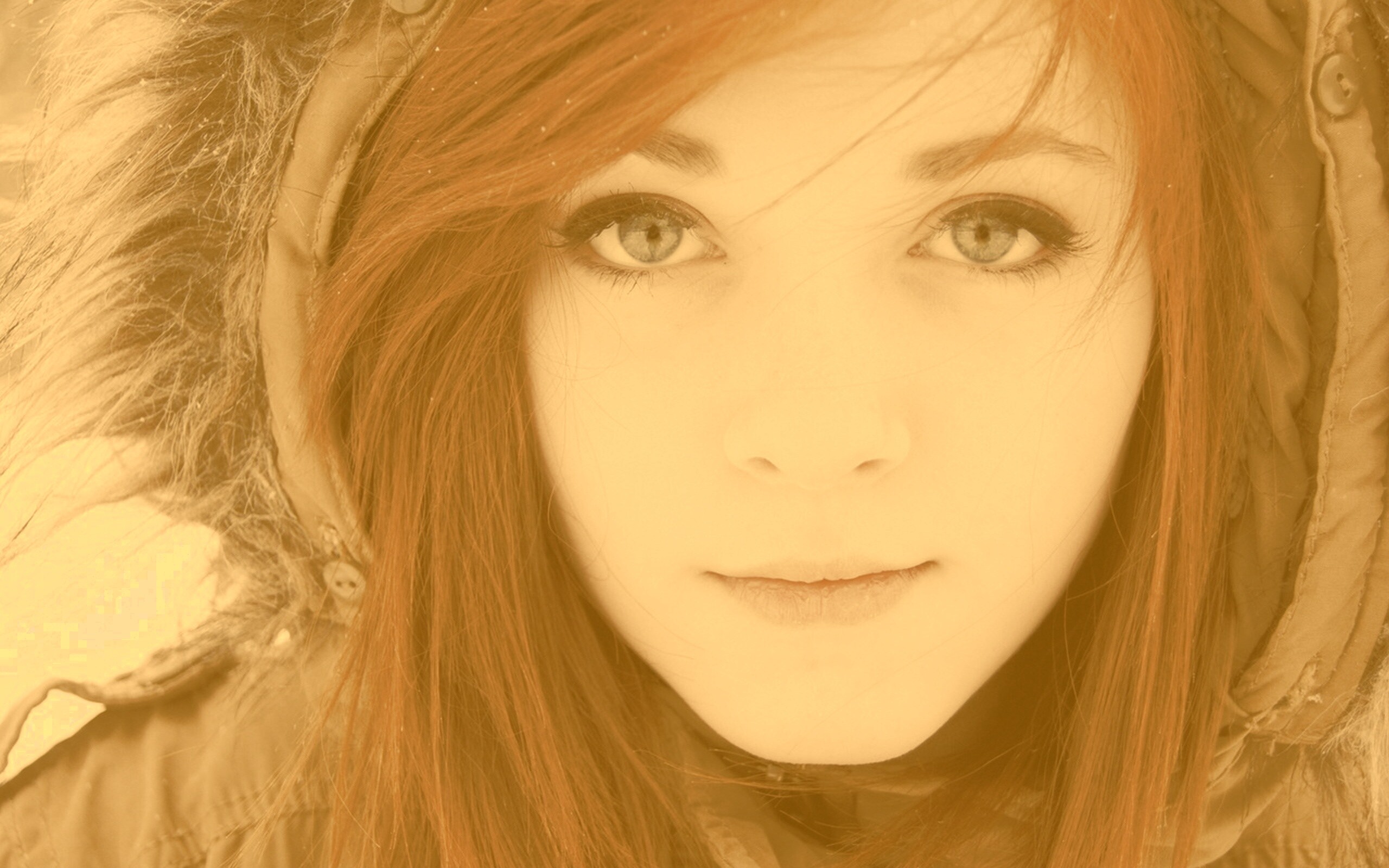 Рыжая в капюшоне обои