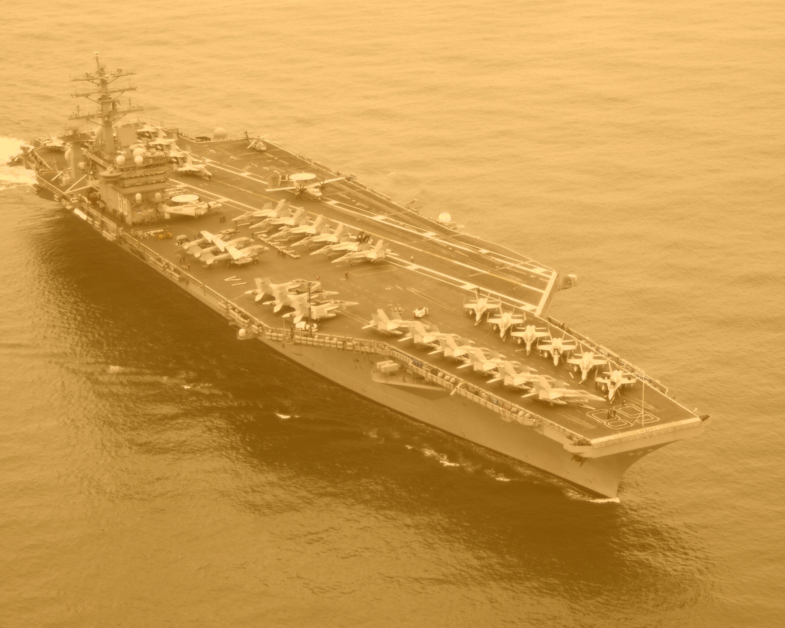 Авианосец в море обои